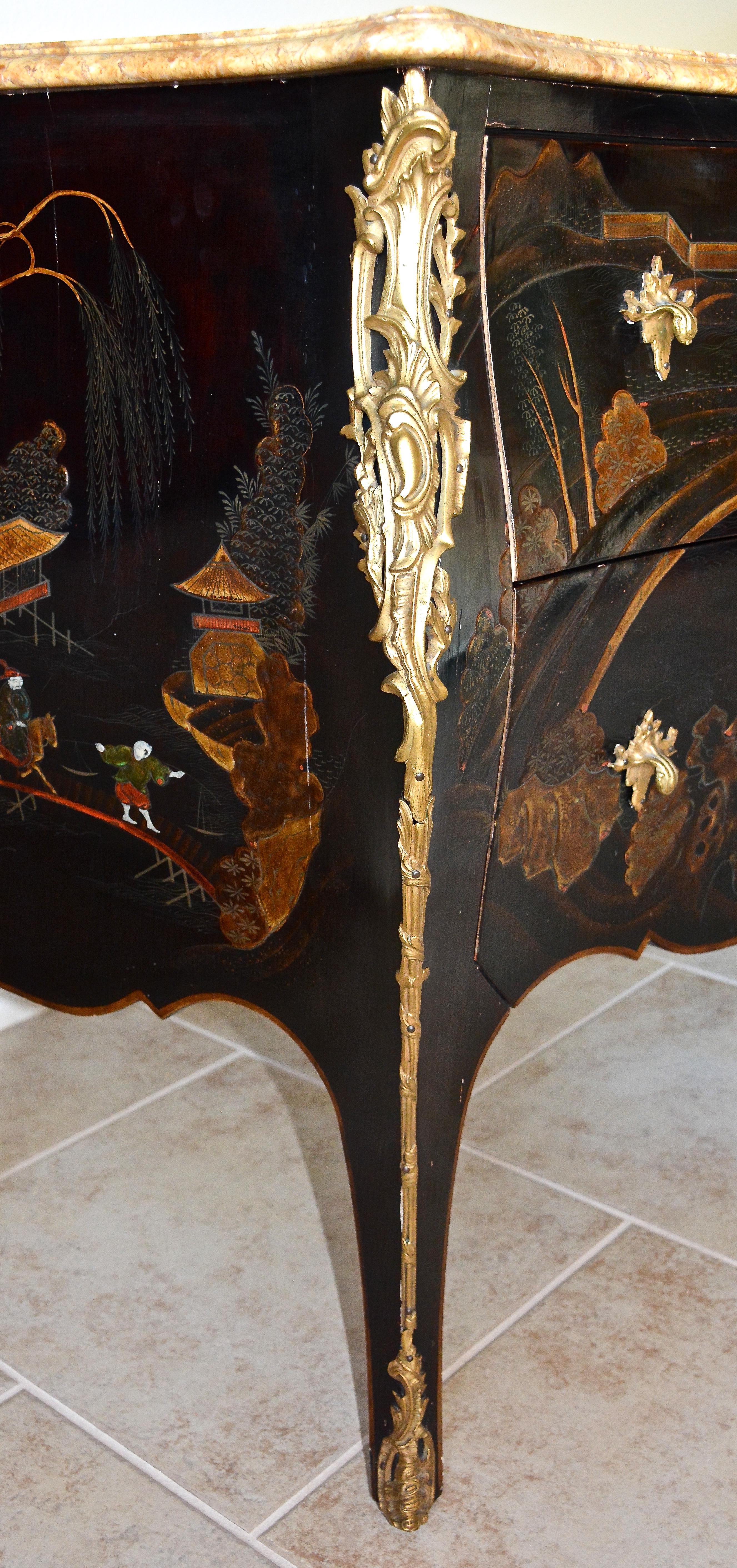 Early 20th Century Louis XV Style Chinoiserie Lacquer and Ormolu Commode For Sale 4