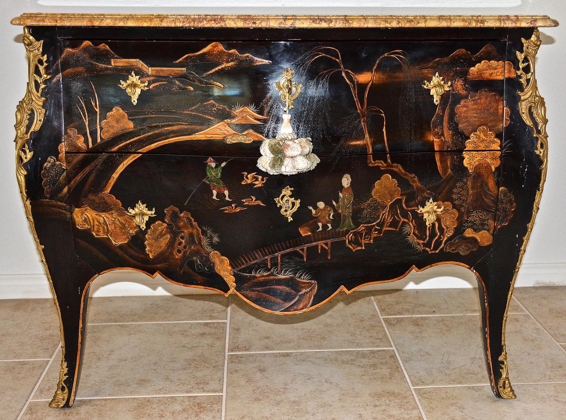 Commode de style Louis XV du début du XXe siècle en laque chinoiseries et bronze doré en vente 4