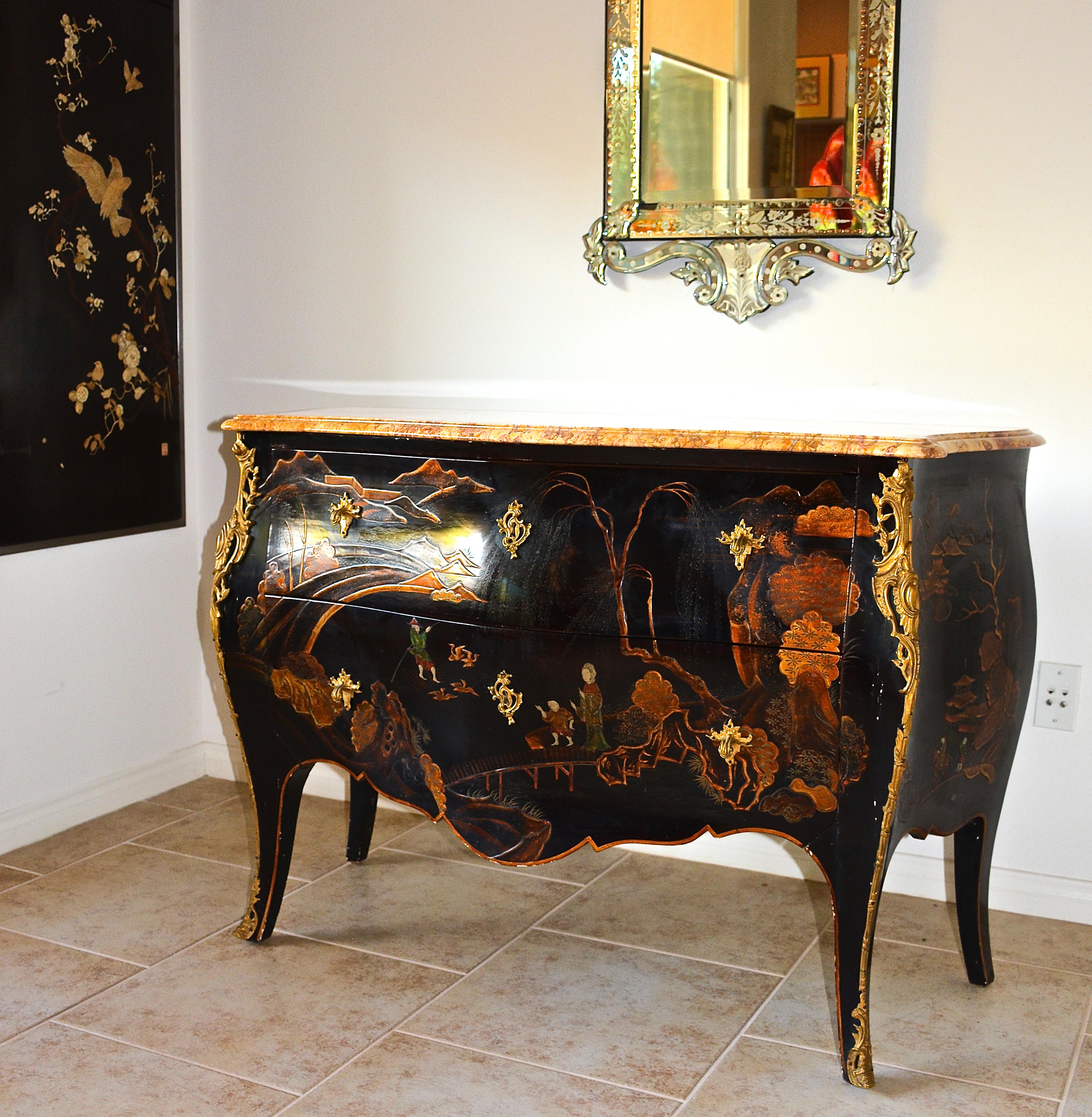 Commode de style Louis XV du début du XXe siècle en laque chinoiseries et bronze doré en vente 9