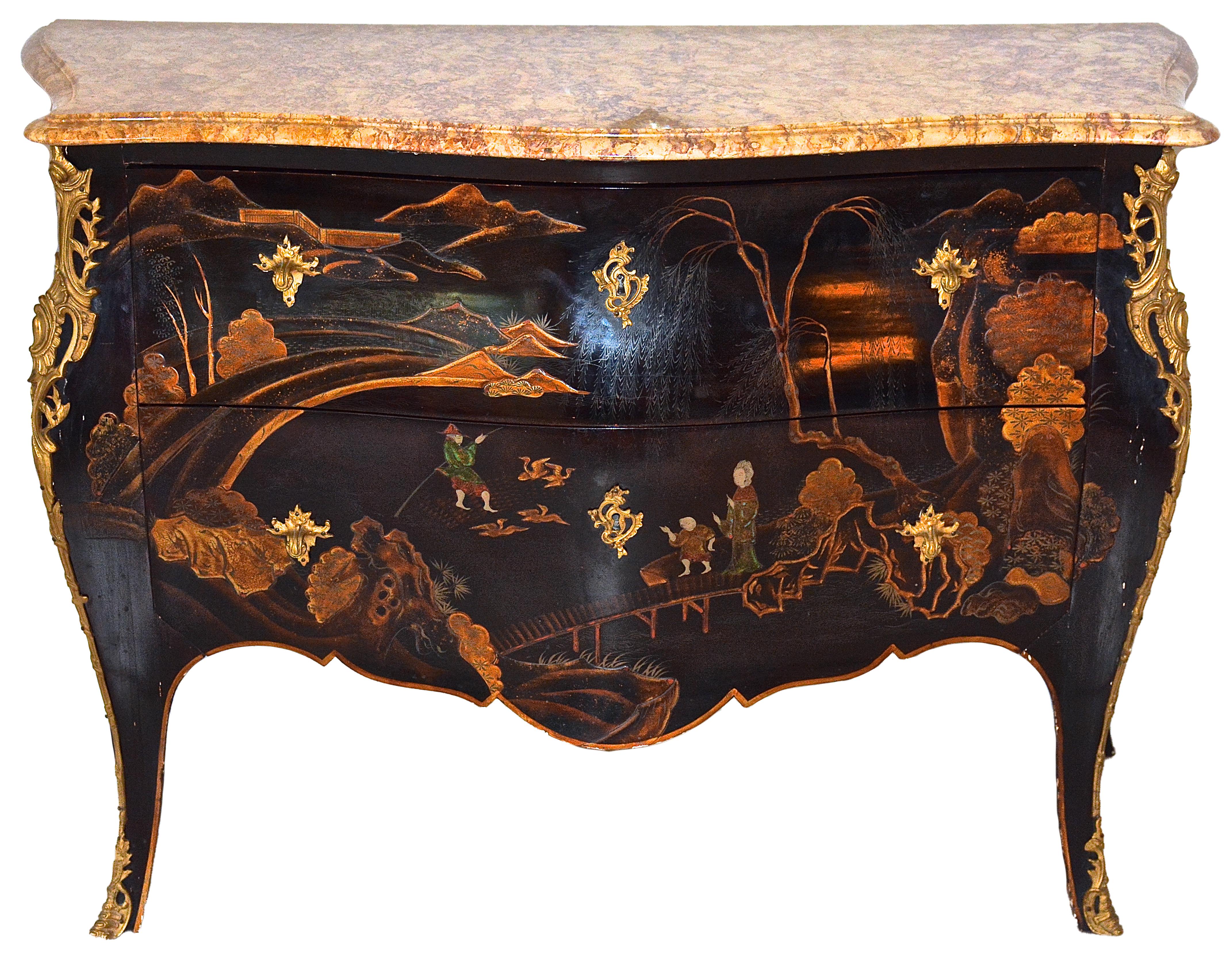 Une élégante commode de style Louis XV de Chinoiserie du début du 20ème siècle, conçue dans le style du milieu du 18ème siècle, avec un dessus en marbre laqué ébonisé et des montures en bronze doré. Magnifiquement exécuté avec des figures et une