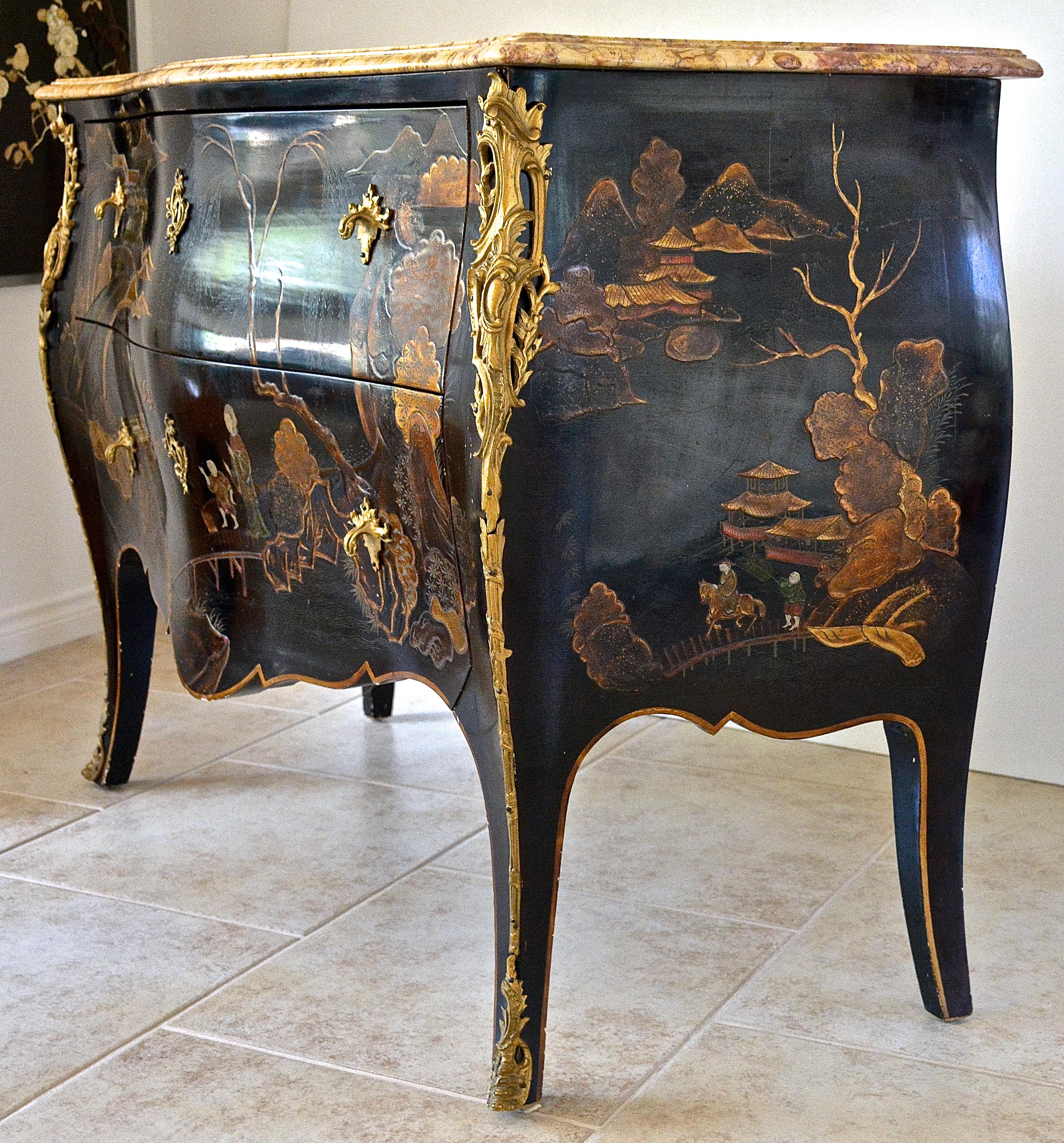 Kommode aus Chinoiserie-Lack und Goldbronze im Louis-XV-Stil des frühen 20. Jahrhunderts (Handbemalt) im Angebot