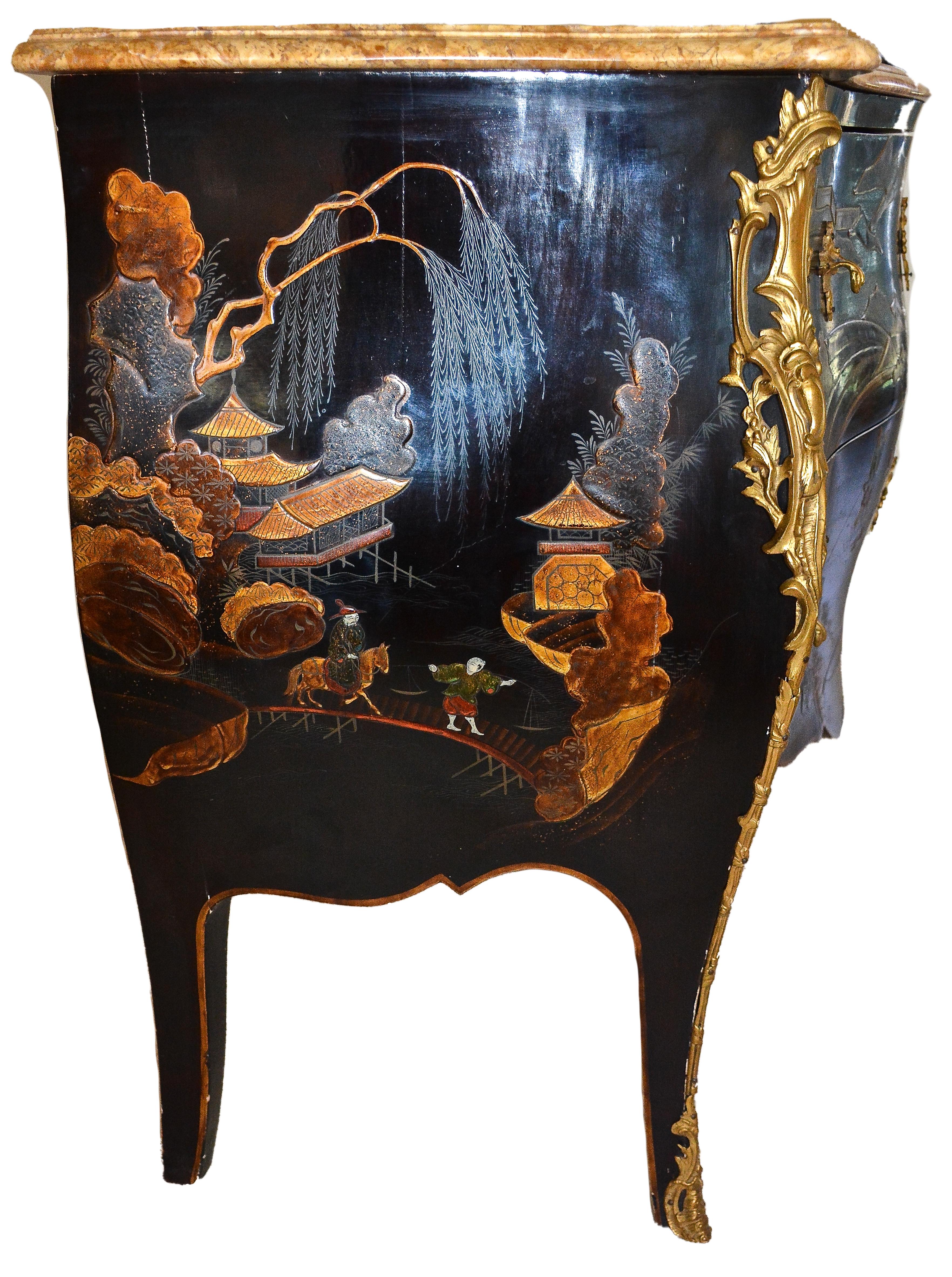 Kommode aus Chinoiserie-Lack und Goldbronze im Louis-XV-Stil des frühen 20. Jahrhunderts (Marmor) im Angebot