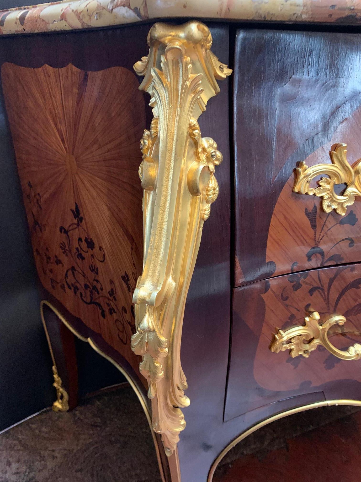 Commode de style Louis XV du début du XXe siècle en marqueterie de bronze doré en vente 4