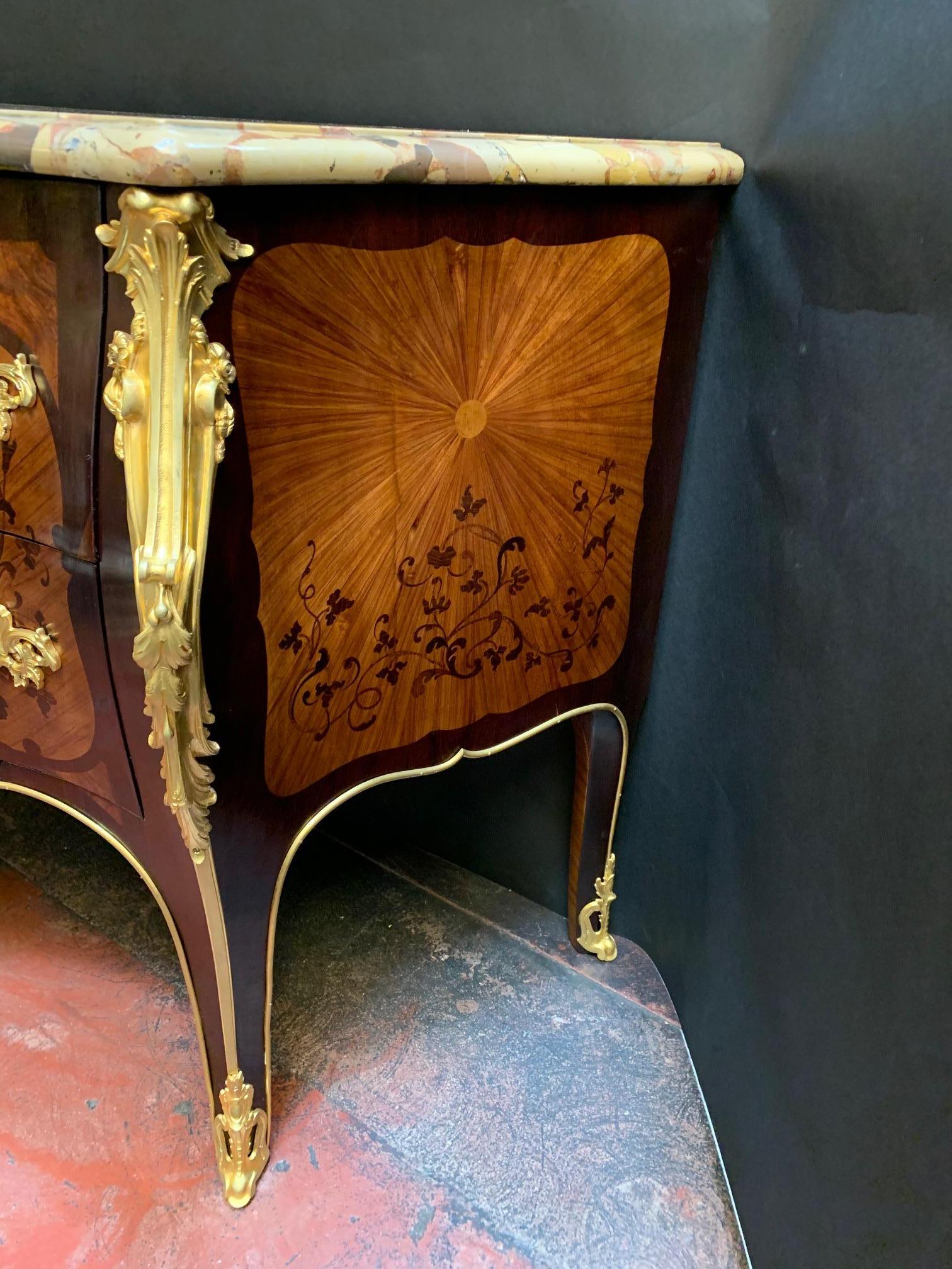 Commode de style Louis XV du début du XXe siècle en marqueterie de bronze doré en vente 5