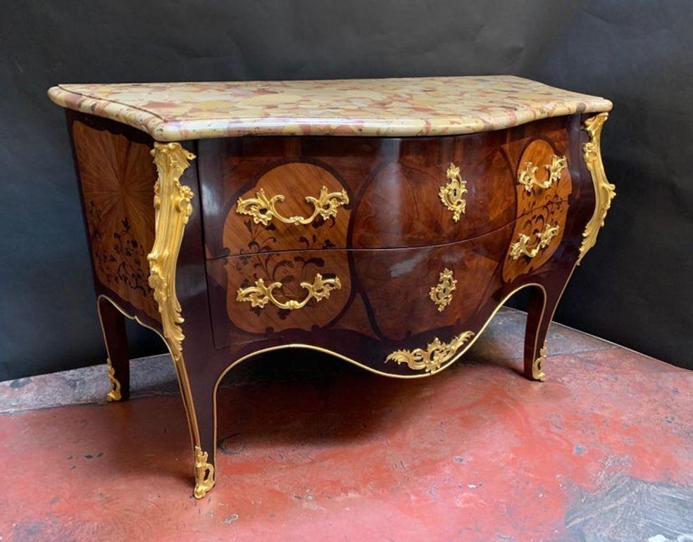 Commodo intarsiato in bronzo dorato in stile Luigi XV con marmoletta montata. Francia, inizio del XX secolo.
