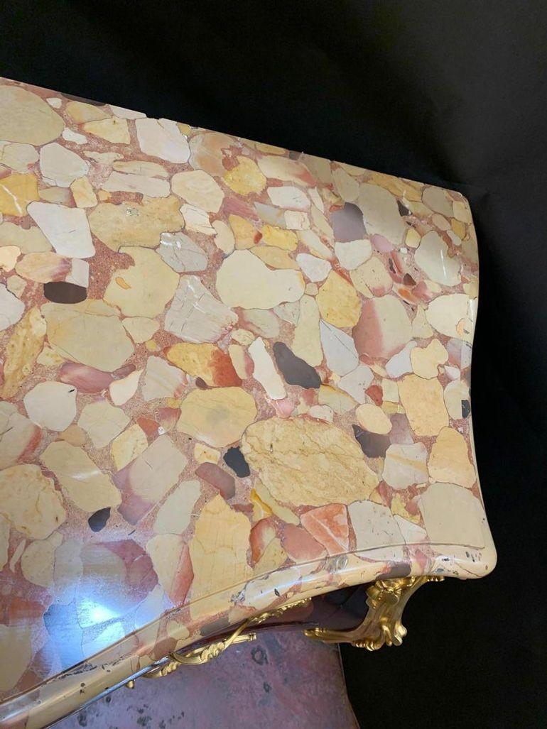 Commode in stile Luigi XV del primo Novecento con intarsio in bronzo dorato In condizioni ottime in vendita a Los Angeles, CA