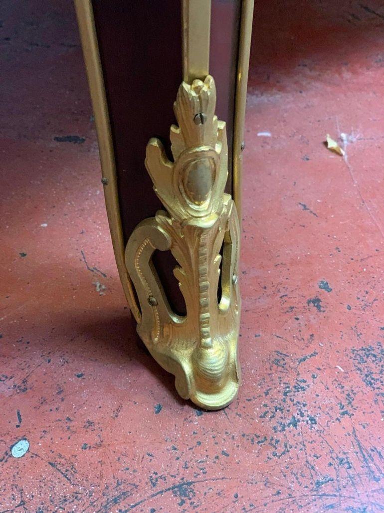 Bronzo Commode in stile Luigi XV del primo Novecento con intarsio in bronzo dorato in vendita