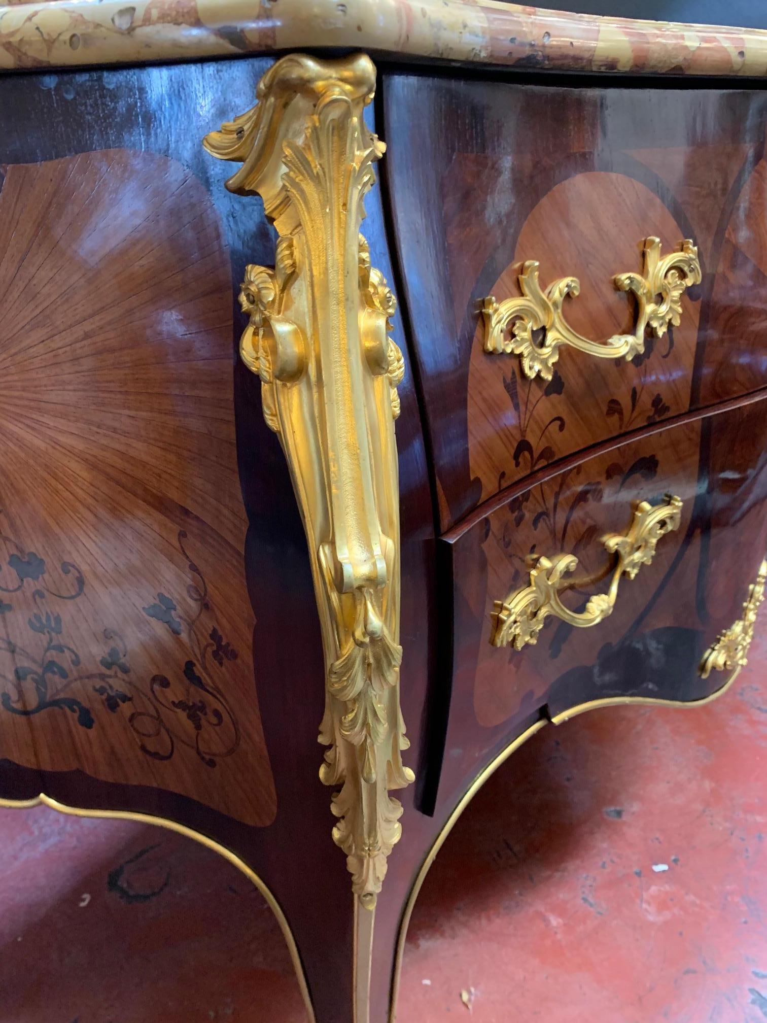 Commode de style Louis XV du début du XXe siècle en marqueterie de bronze doré en vente 1