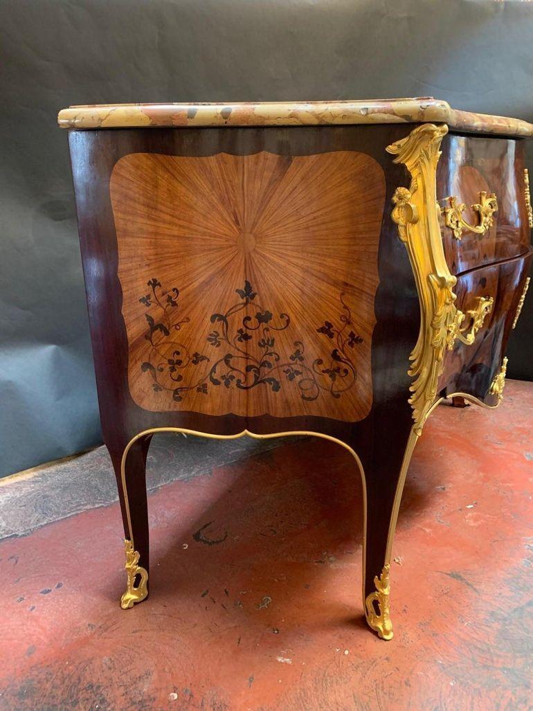 Commode in stile Luigi XV del primo Novecento con intarsio in bronzo dorato in vendita 1