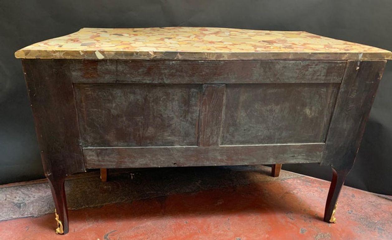 Commode in stile Luigi XV del primo Novecento con intarsio in bronzo dorato in vendita 3