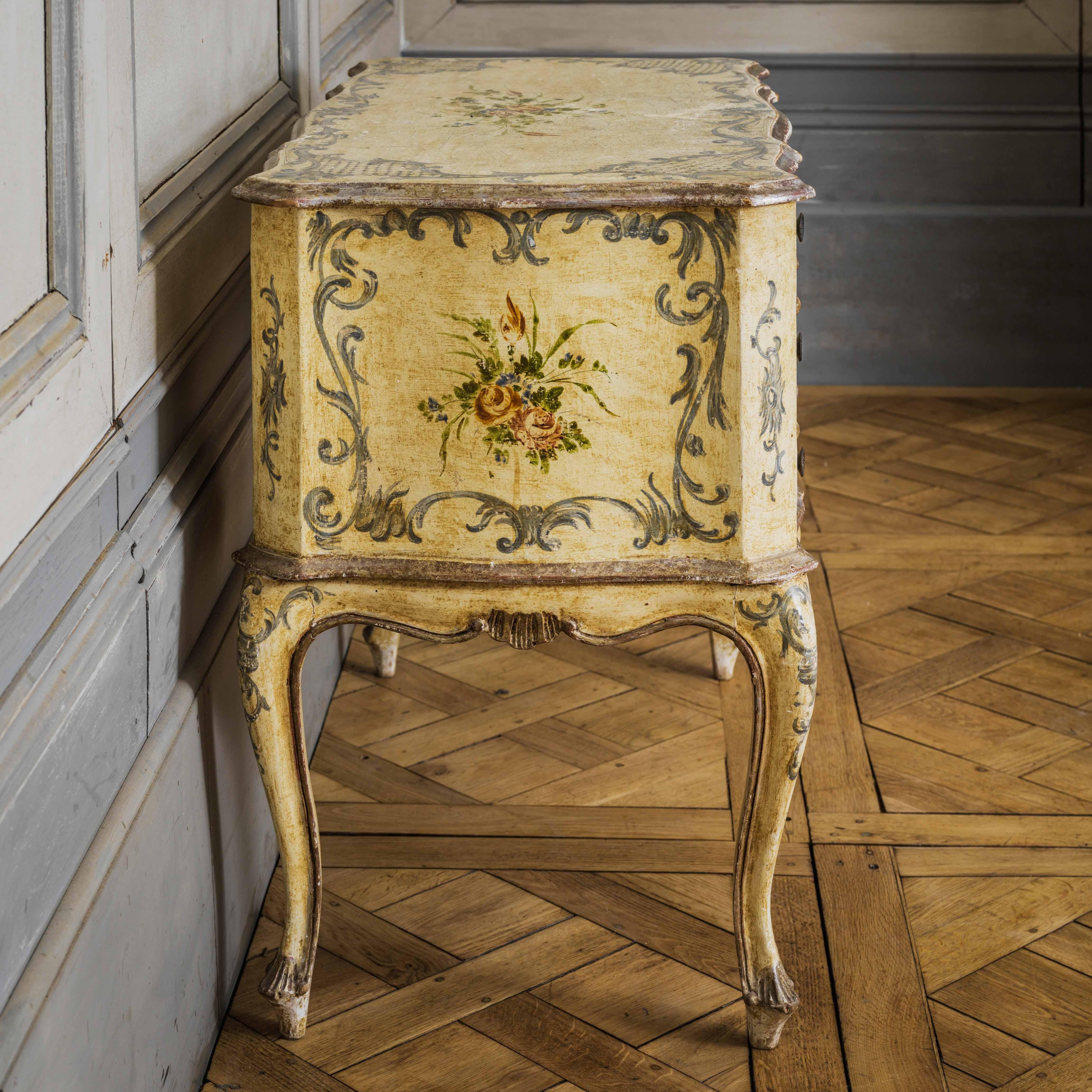 Early 20th Century Louis XV Style Italian Writing Desk or Dressing Table For Sale 4