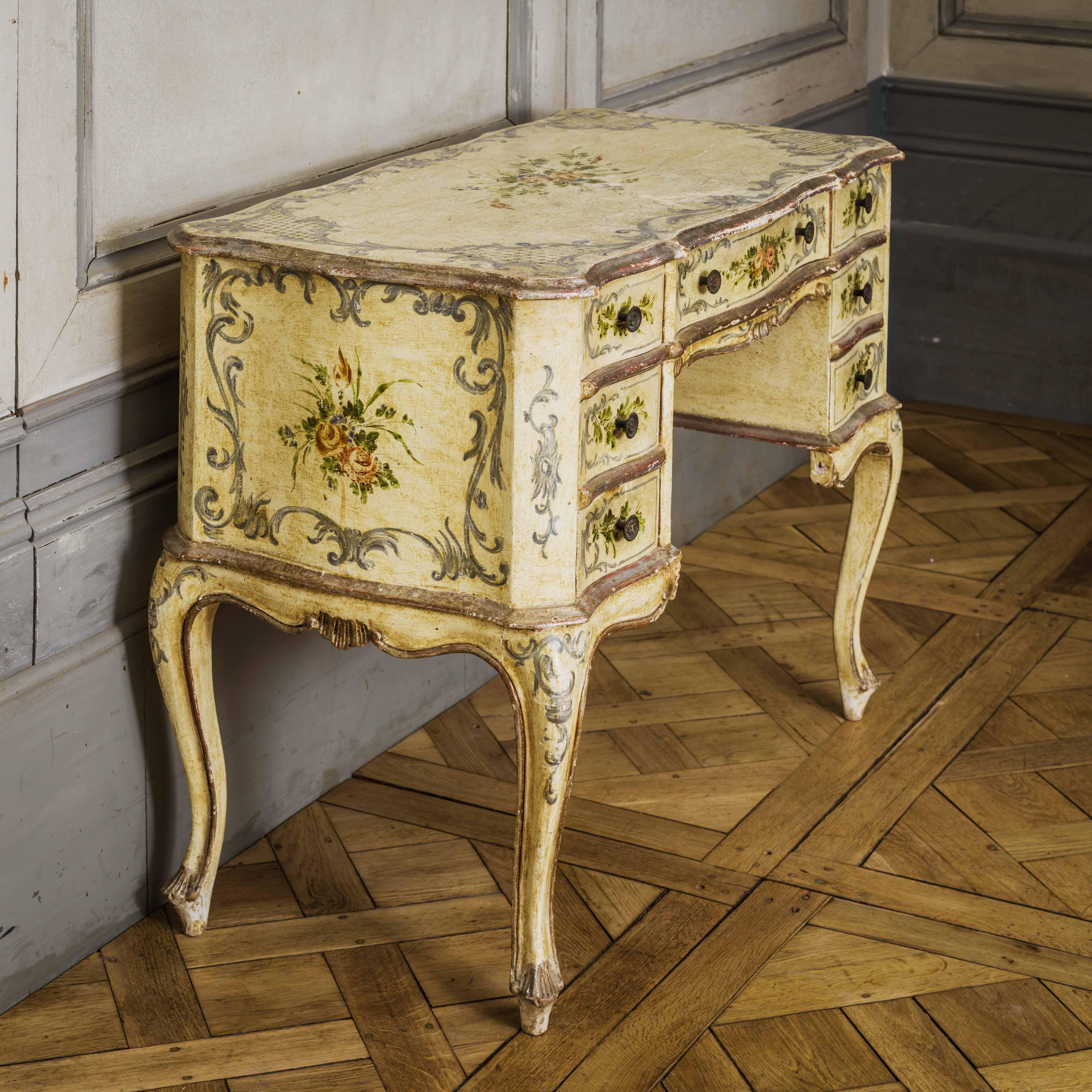 Early 20th Century Louis XV Style Italian Writing Desk or Dressing Table For Sale 5