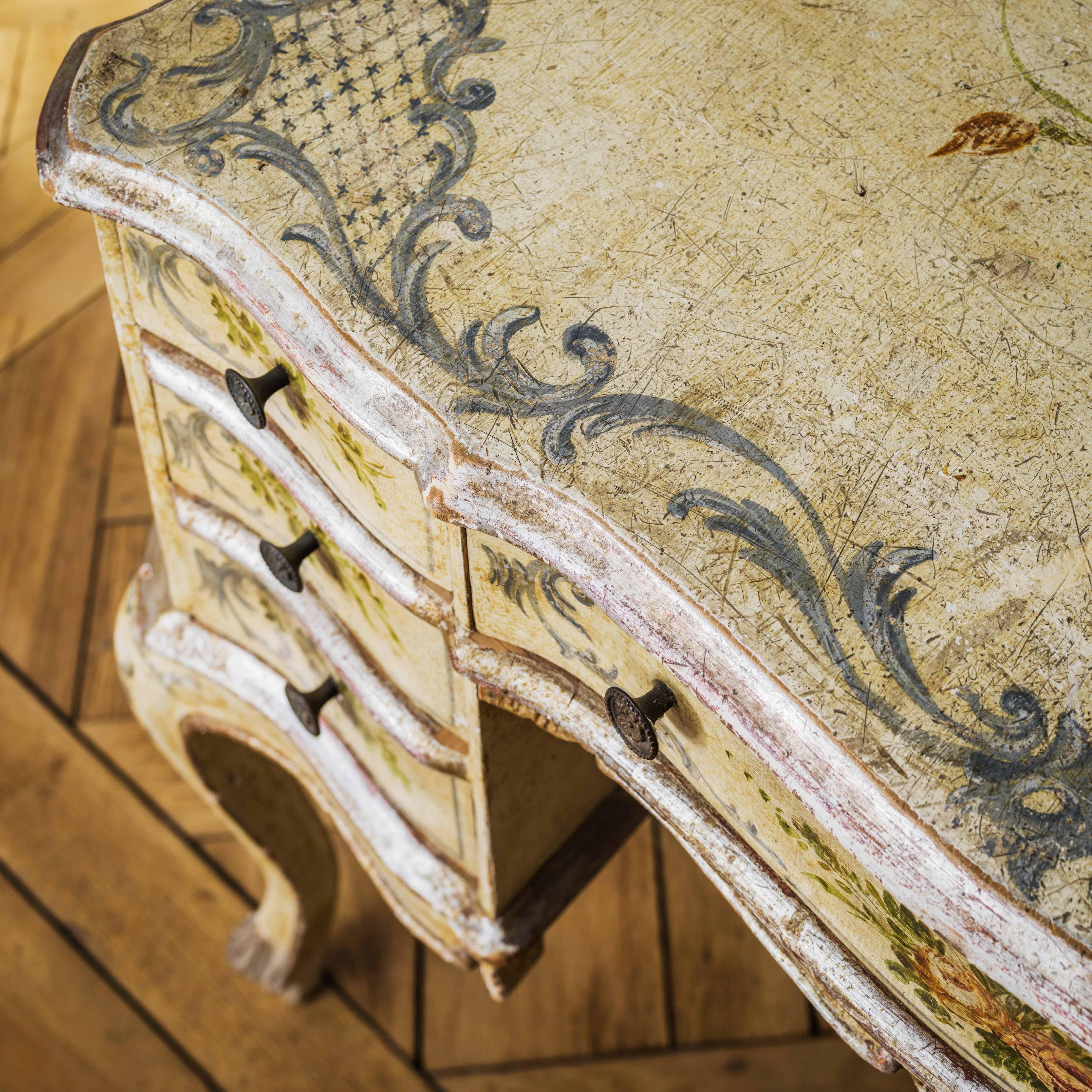 Italienischer Schreibtisch oder Kommodentisch im Louis XV-Stil des frühen 20. Jahrhunderts im Angebot 9