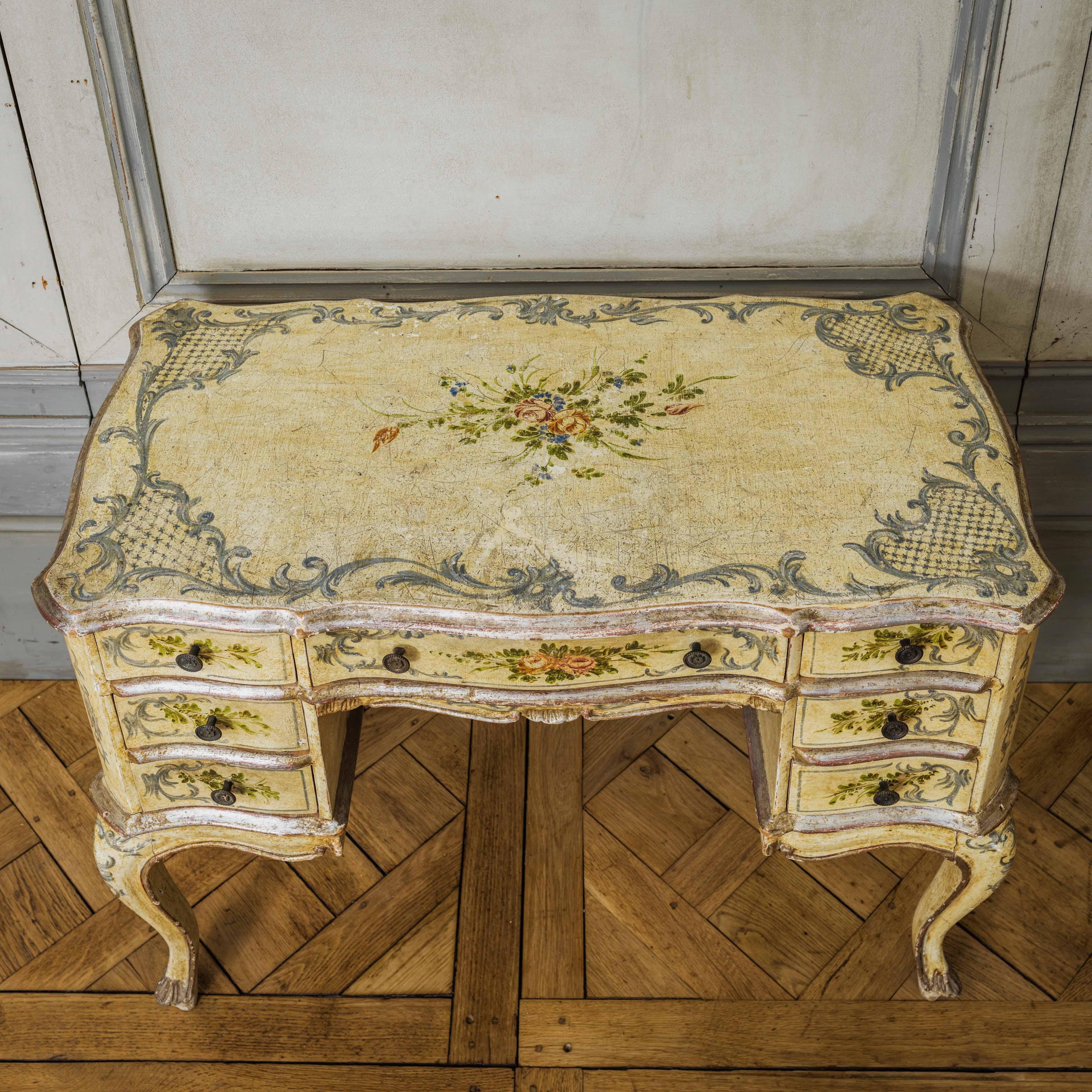 Early 20th Century Louis XV Style Italian Writing Desk or Dressing Table For Sale 9