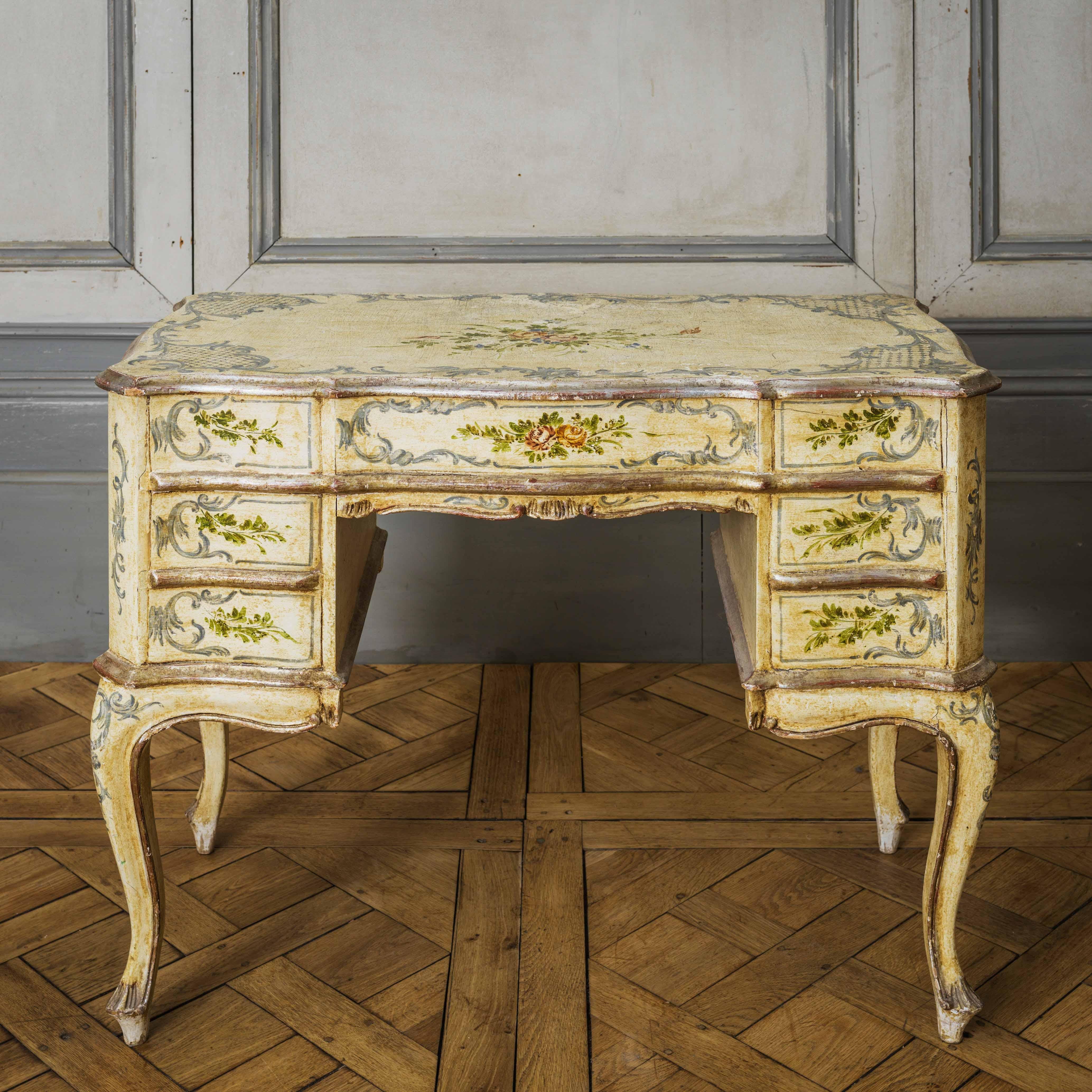 Early 20th Century Louis XV Style Italian Writing Desk or Dressing Table For Sale 10
