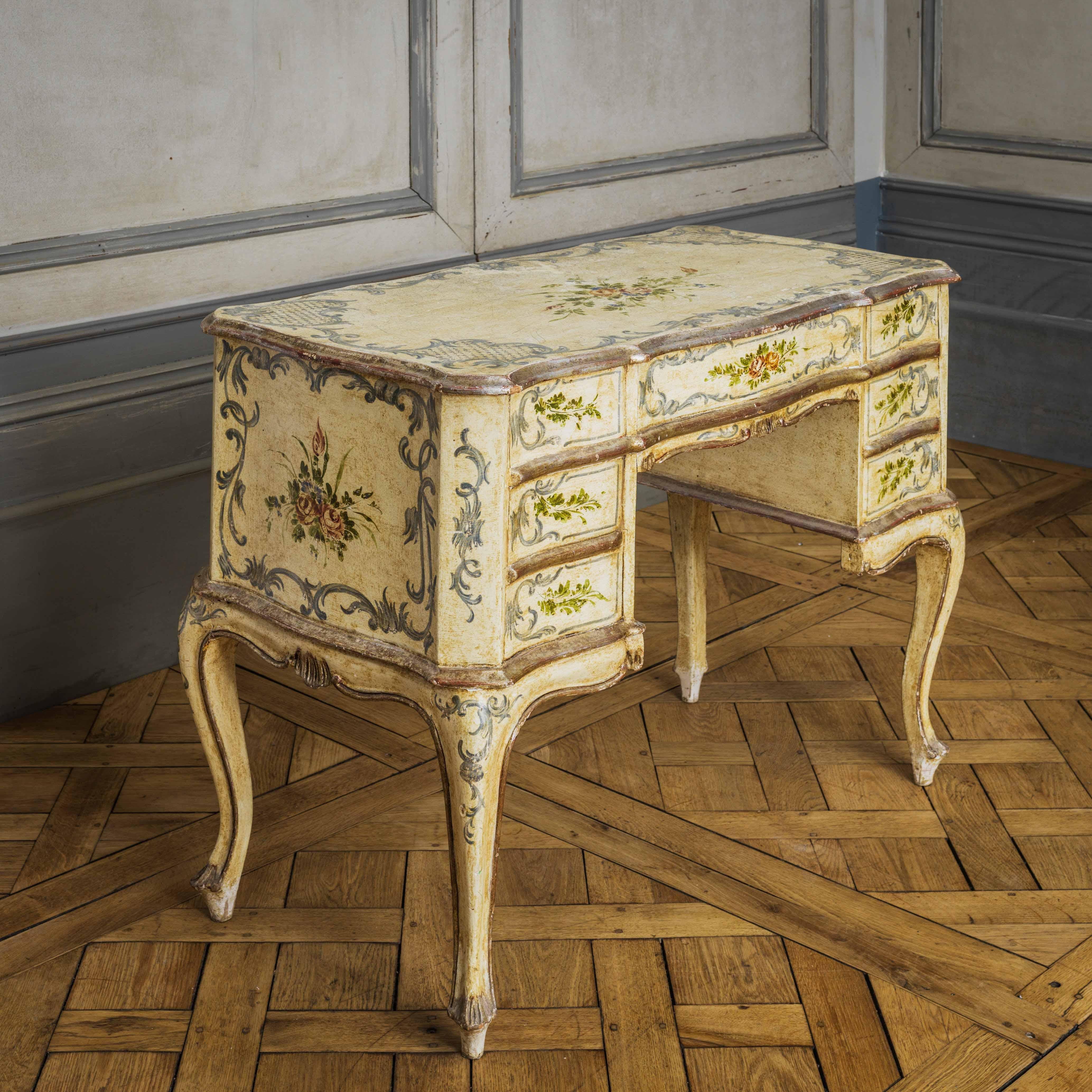 Early 20th Century Louis XV Style Italian Writing Desk or Dressing Table For Sale 11
