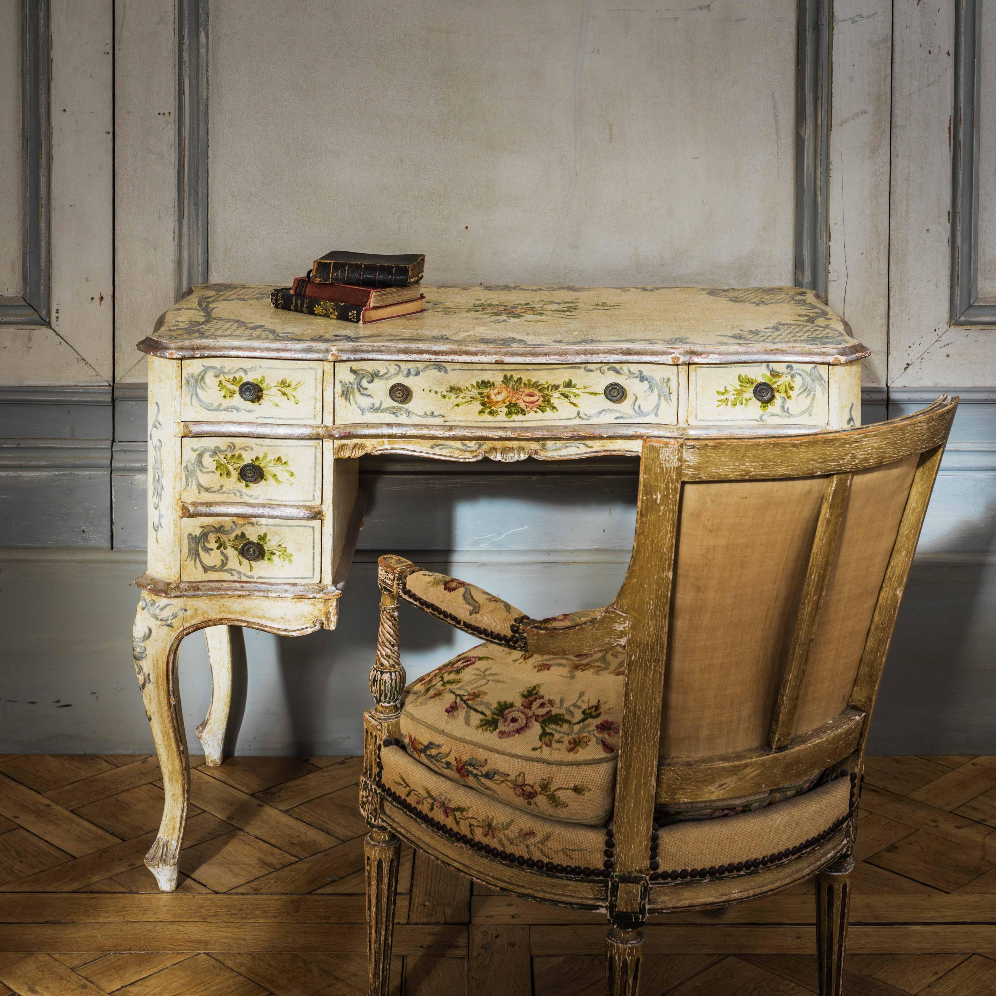 Italienischer Schreibtisch oder Kommodentisch im Louis XV-Stil des frühen 20. Jahrhunderts (Louis XV.) im Angebot