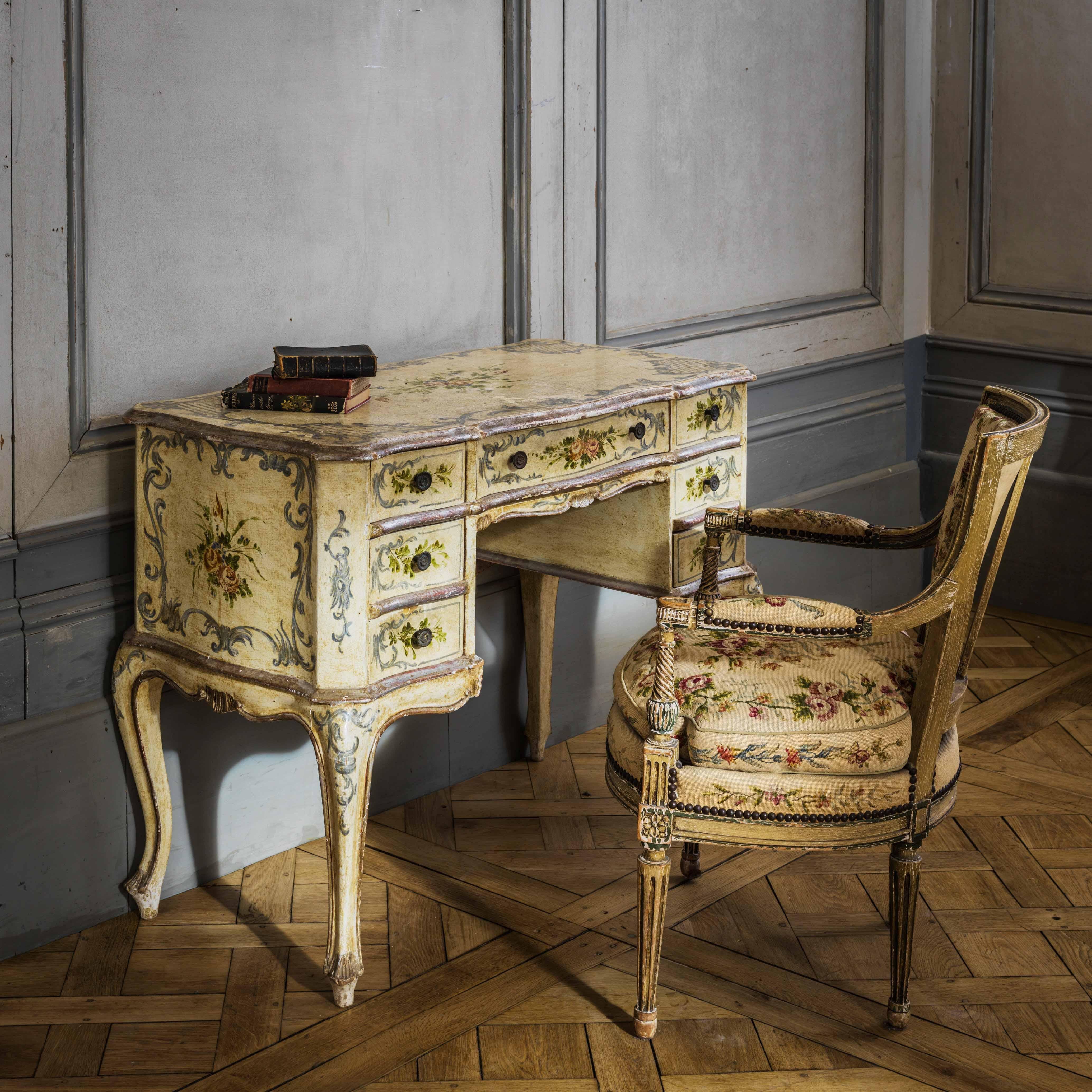 Italienischer Schreibtisch oder Kommodentisch im Louis XV-Stil des frühen 20. Jahrhunderts im Zustand „Gut“ im Angebot in London, Park Royal