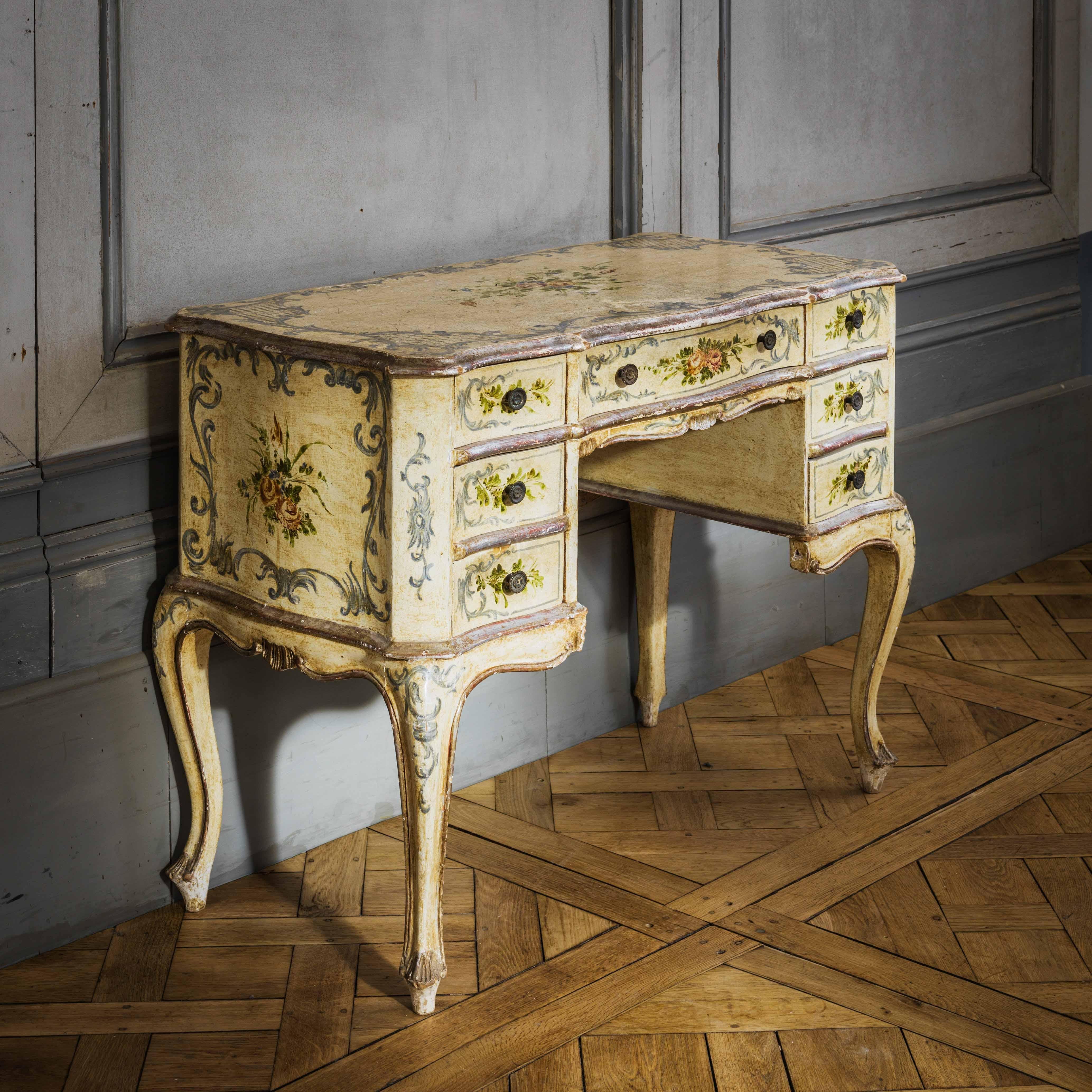 Table d'écriture ou de coiffeuse italienne de style Louis XV du début du XXe siècle Bon état - En vente à London, Park Royal