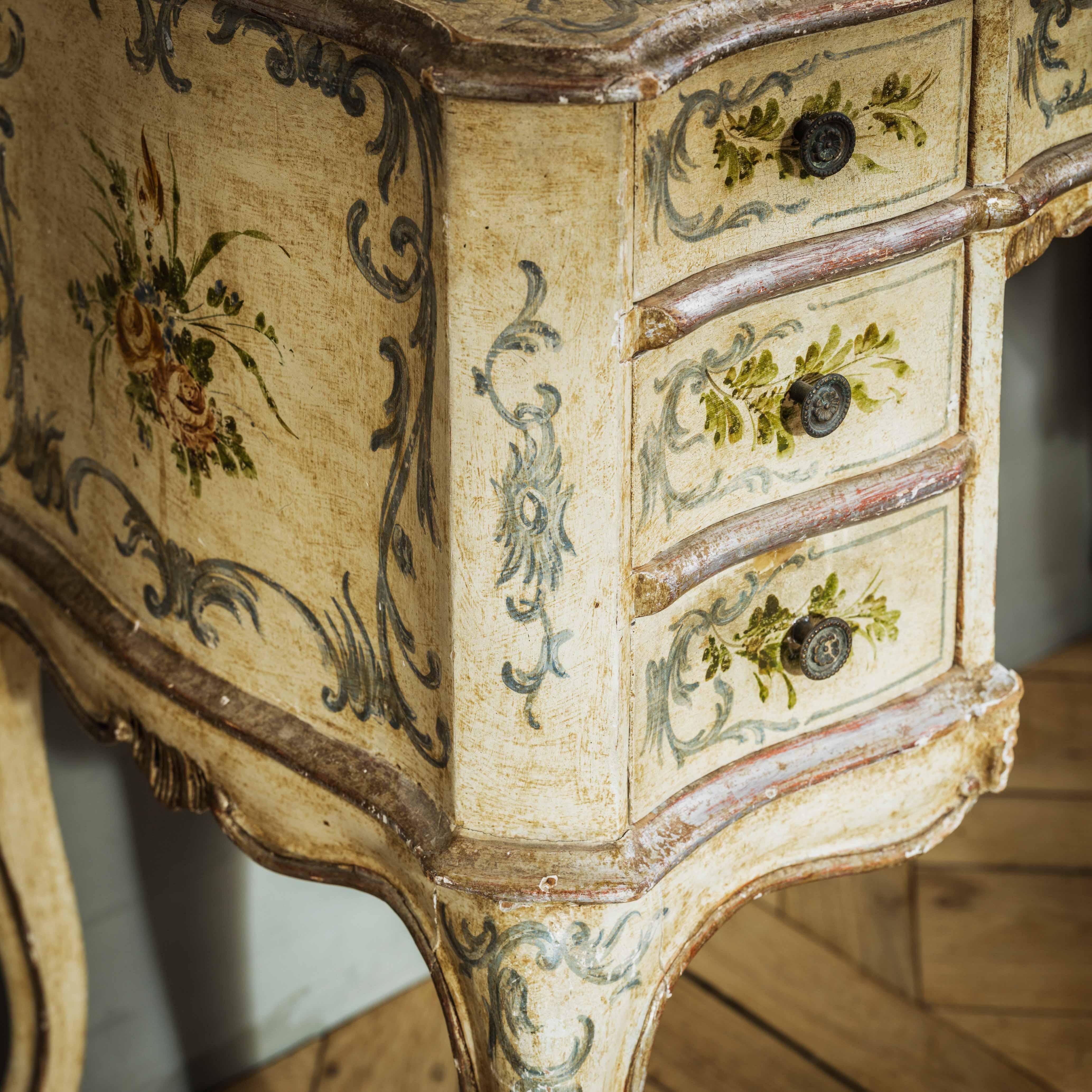 Italienischer Schreibtisch oder Kommodentisch im Louis XV-Stil des frühen 20. Jahrhunderts im Angebot 1