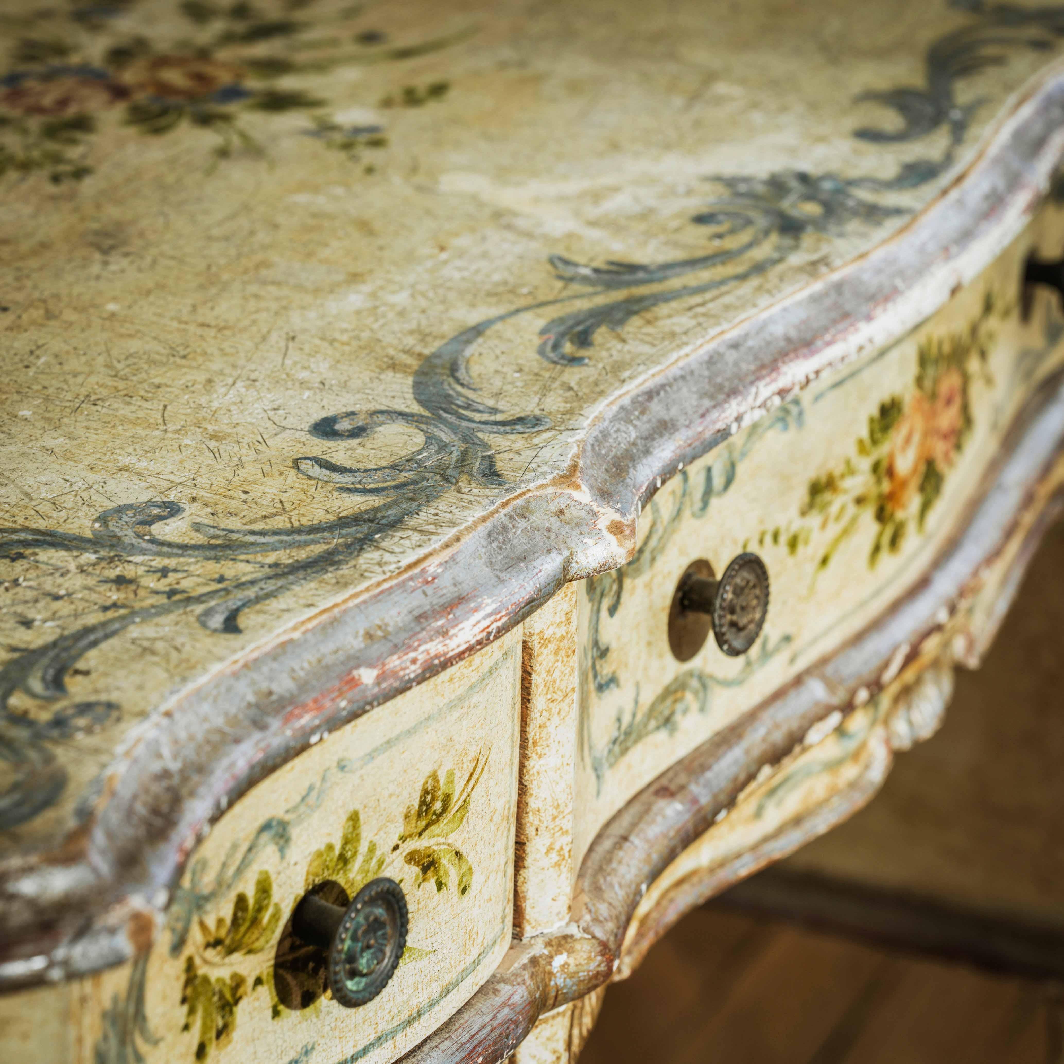 Early 20th Century Louis XV Style Italian Writing Desk or Dressing Table For Sale 1