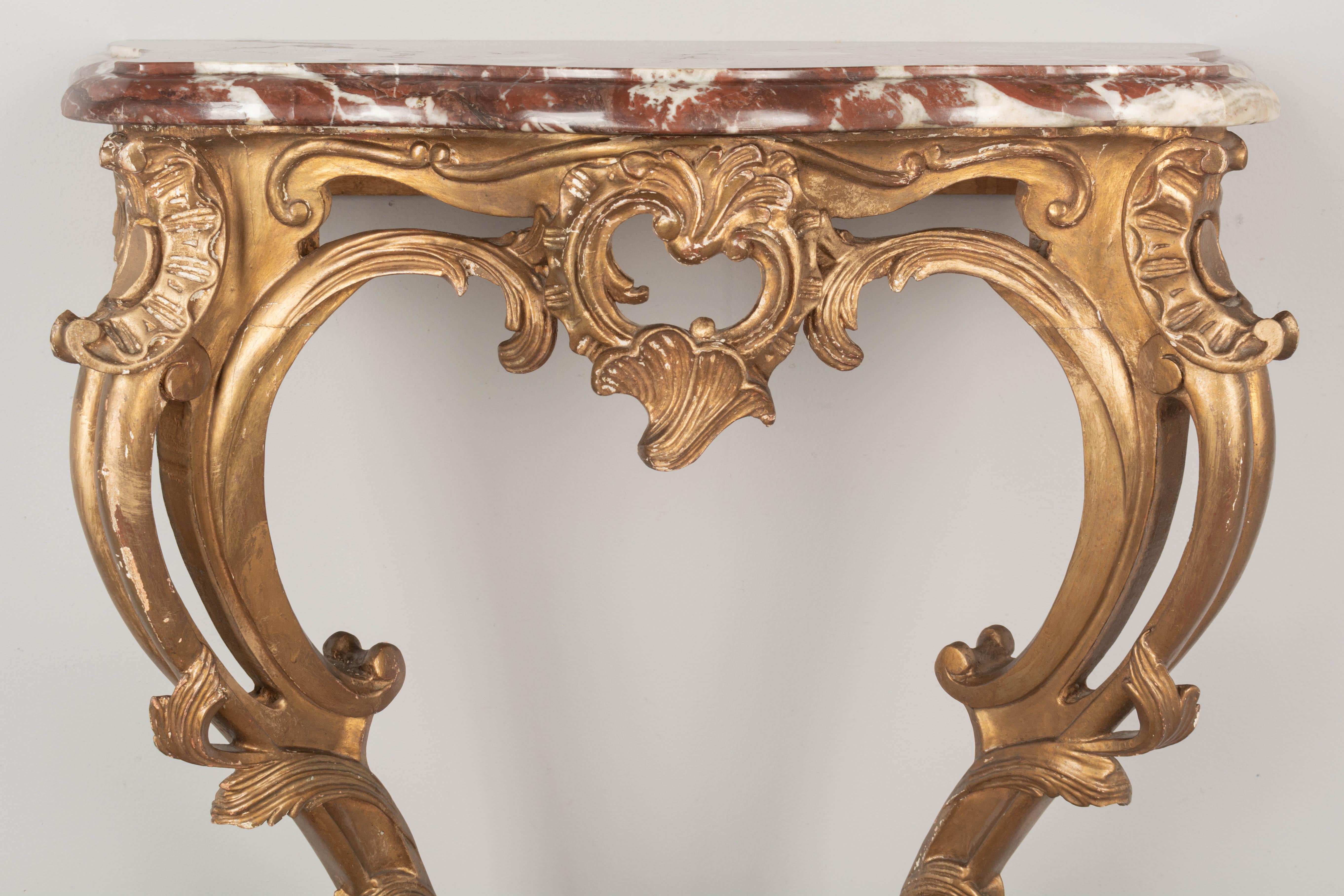 Konsole mit Marmorplatte im Louis XV.-Stil des frühen 20. Jahrhunderts (Vergoldetes Holz) im Angebot