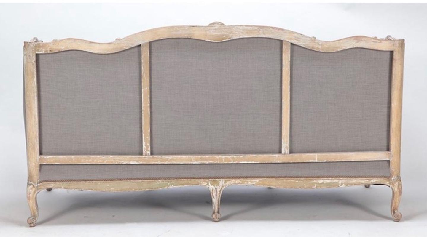 Européen Début du 20ème siècle, canapé à accoudoirs de style Louis XV, patine peinte, nouvellement tapissé en vente
