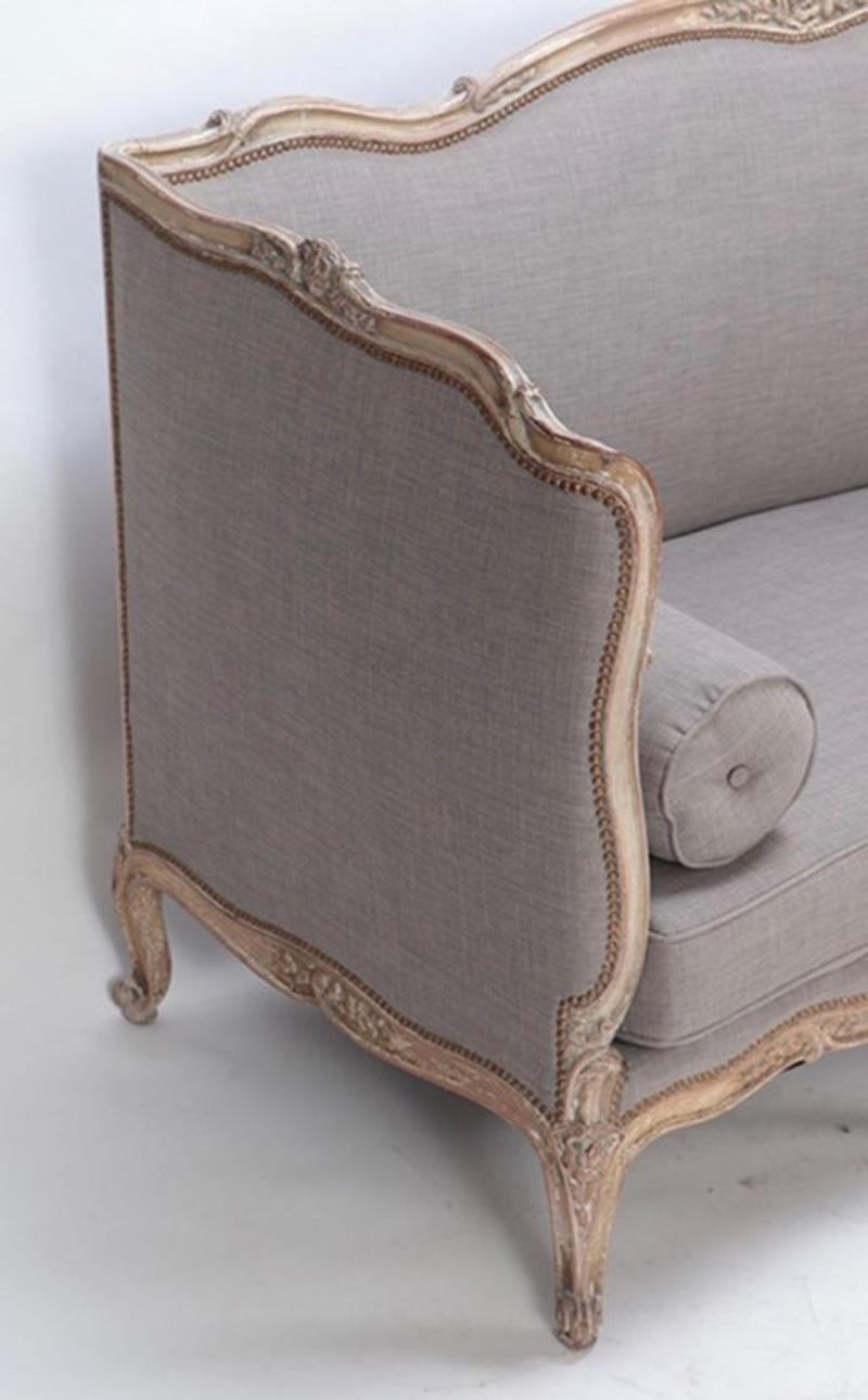 Neu gepolstertes Sofa im Louis-XV-Stil des frühen 20. Jahrhunderts mit lackierter Patina (Europäisch) im Angebot