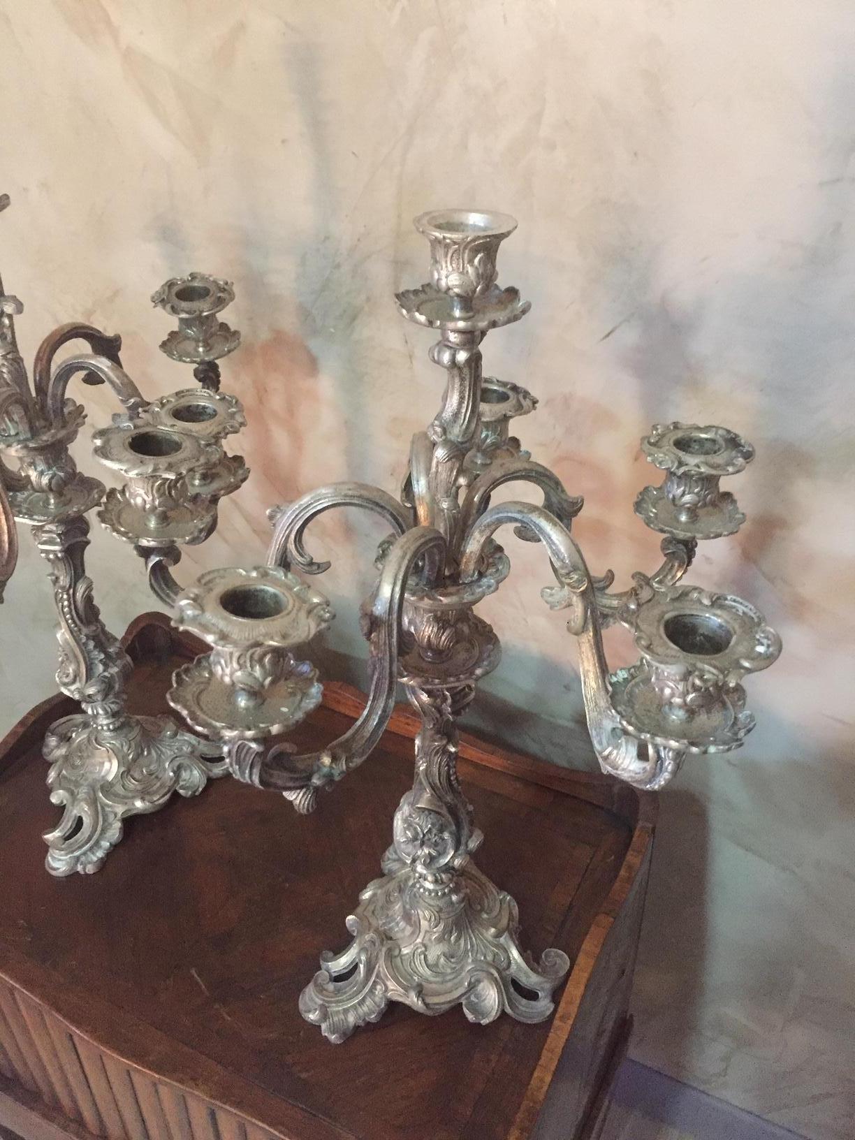 Early 20th Century Louis XV Style Pair of Silvered Bronze Candleholder, 1900s In Good Condition For Sale In LEGNY, FR