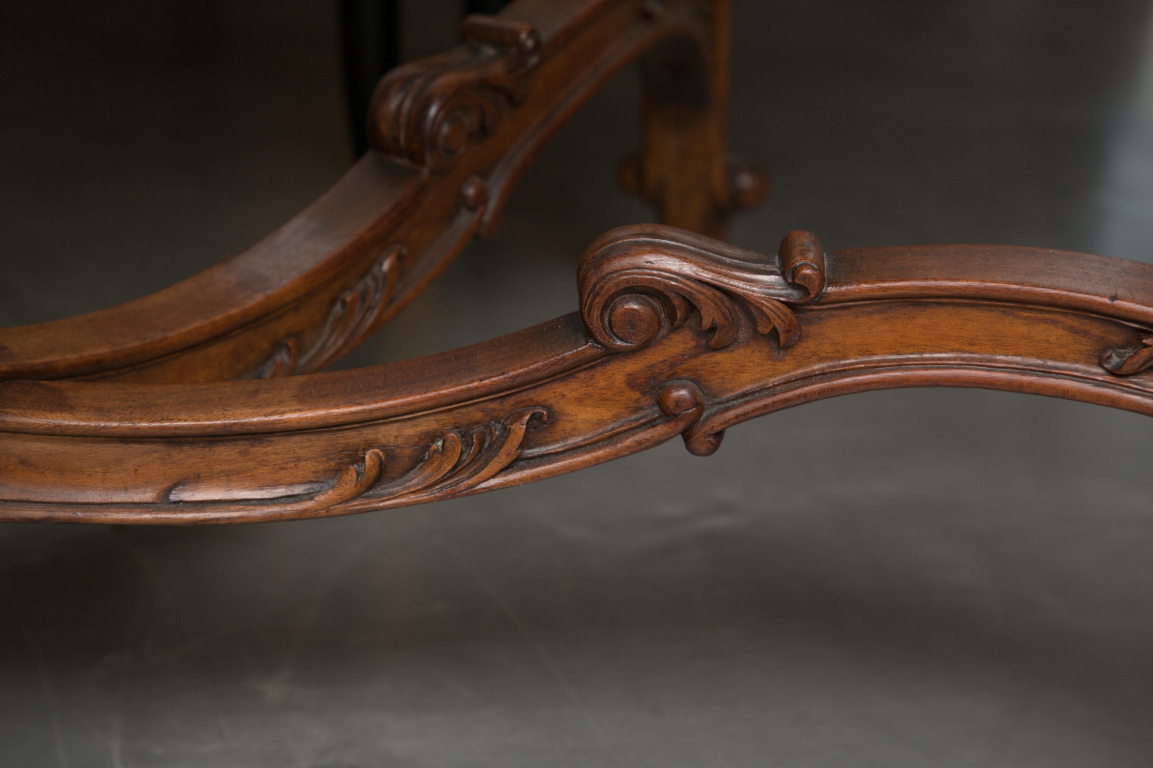 Early 20th Century Louis XV Style Walnut Centre Table with Marble Top (Französisch)