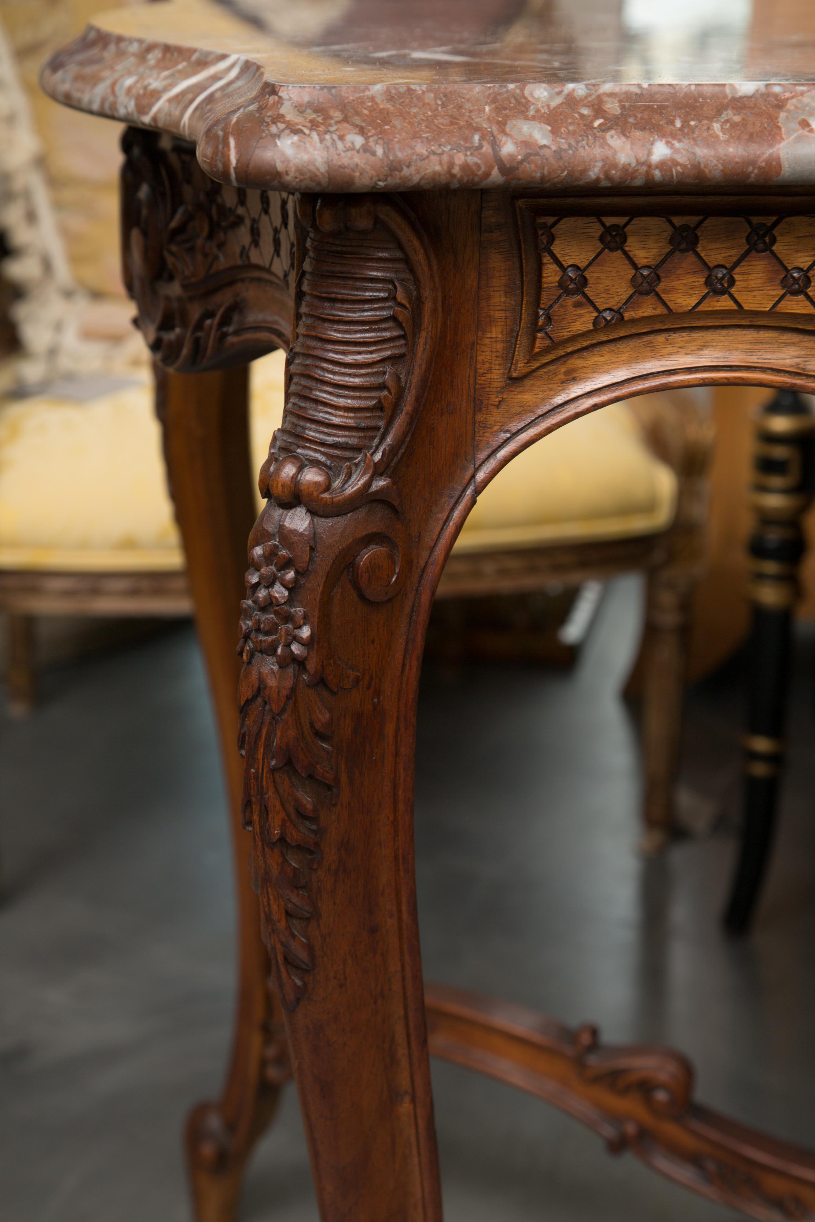 Early 20th Century Louis XV Style Walnut Centre Table with Marble Top (Handgeschnitzt)