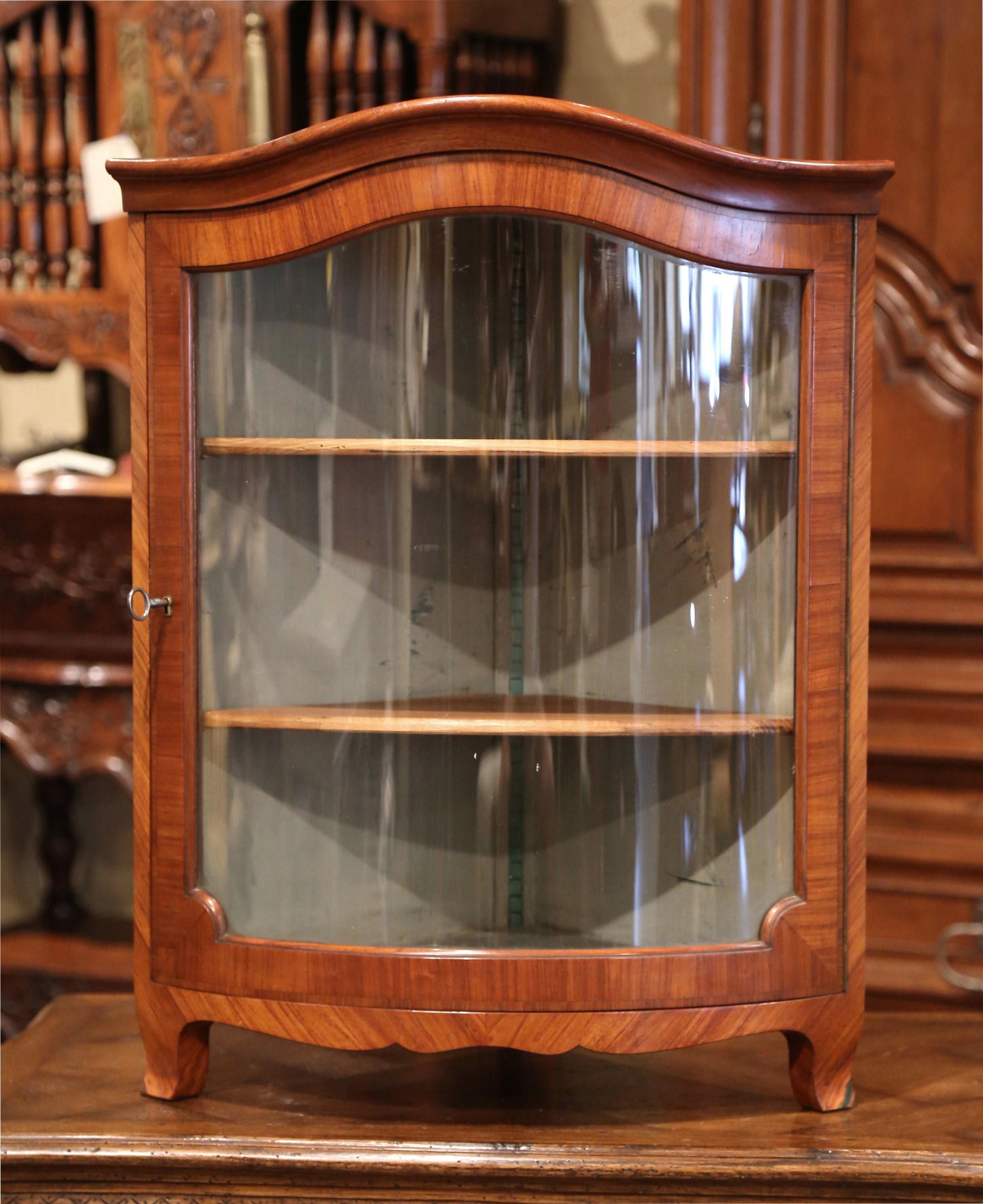 Hänge-Eckschrank mit Glastür aus Walnussholzfurnier, frühes 20. Jahrhundert (Handgeschnitzt) im Angebot