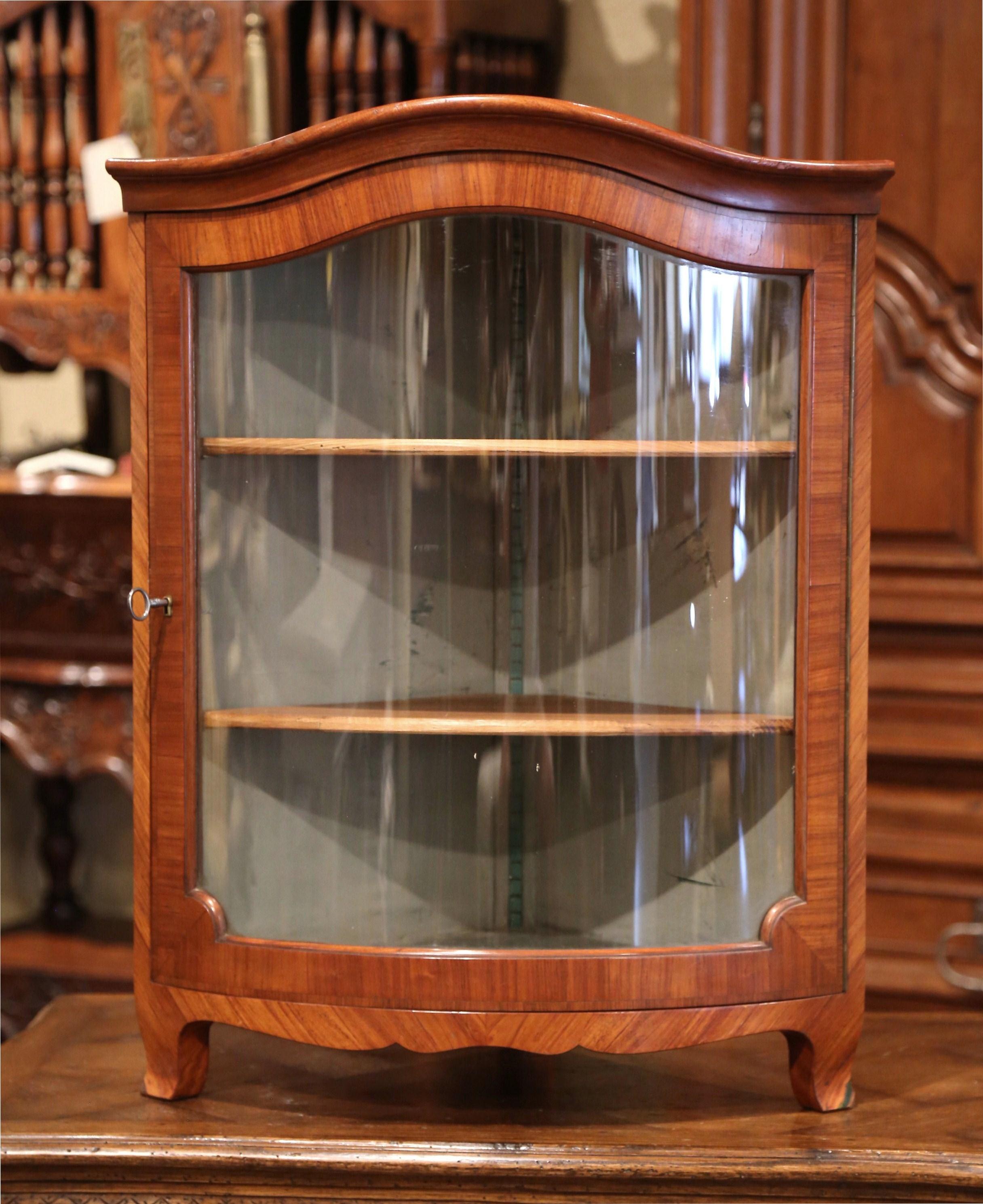 Armario esquinero colgante de principios del siglo XX Luis XV chapado en nogal con puerta de cristal en Excelente estado para la venta en Dallas, TX