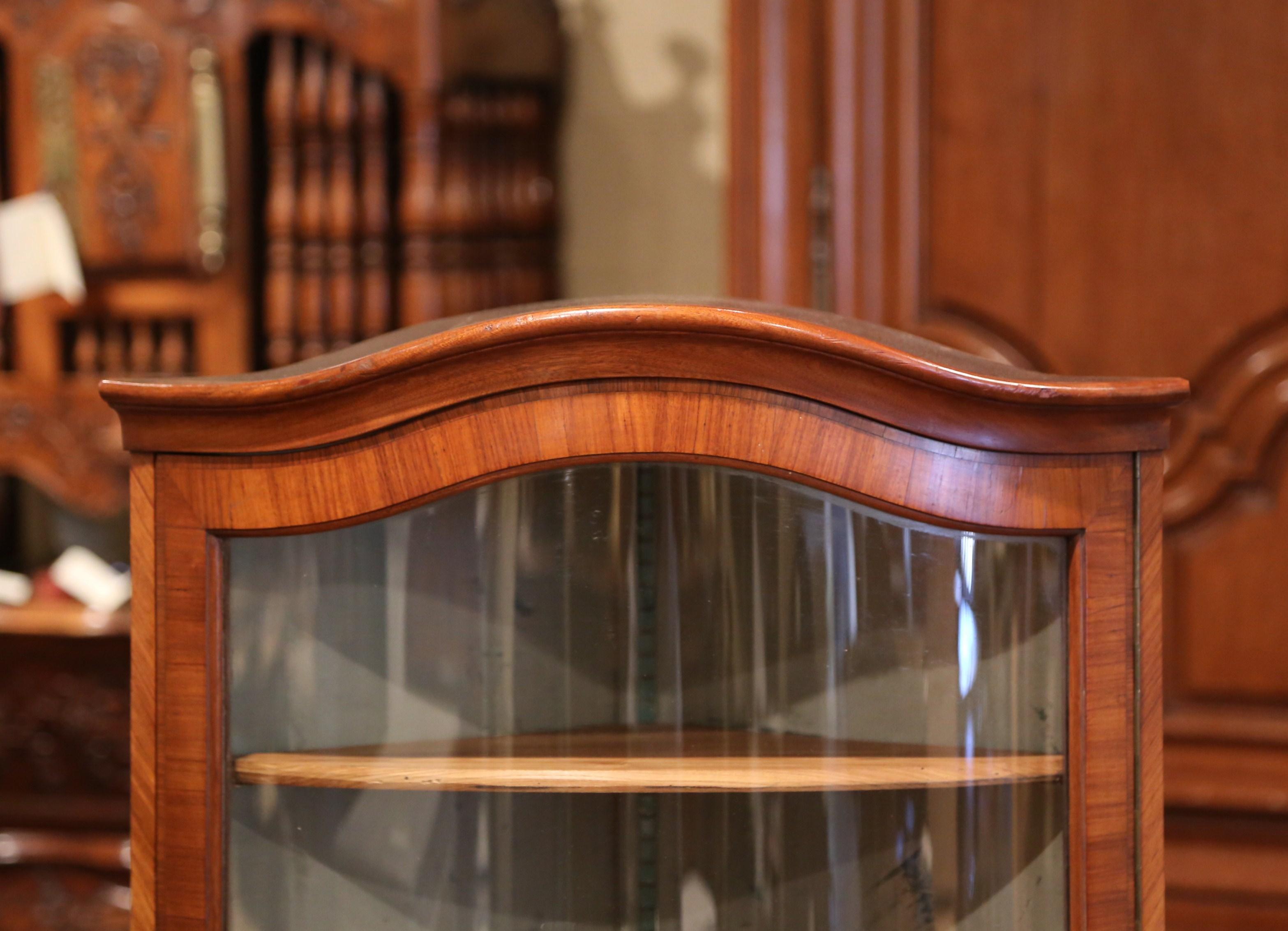 French Early 20th Century Louis XV Walnut Veneer Hanging Corner Cabinet with Glass Door For Sale