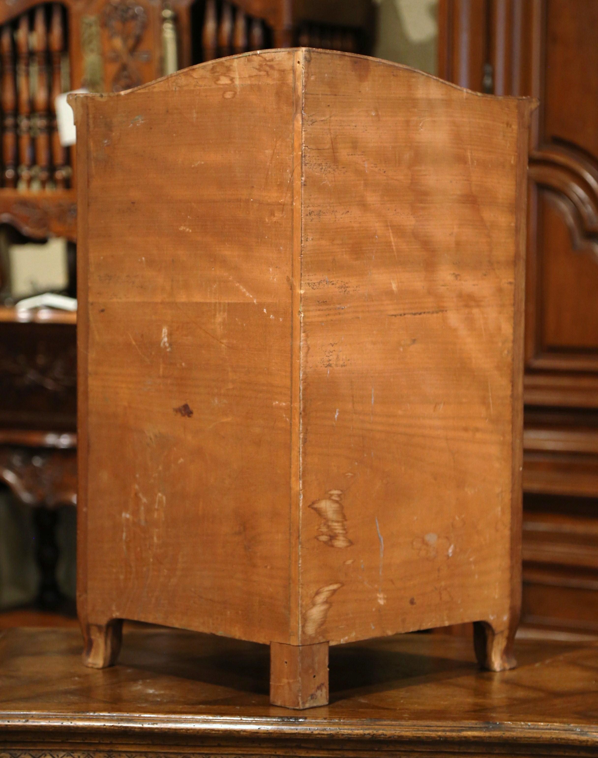 Armario esquinero colgante de principios del siglo XX Luis XV chapado en nogal con puerta de cristal en venta 2