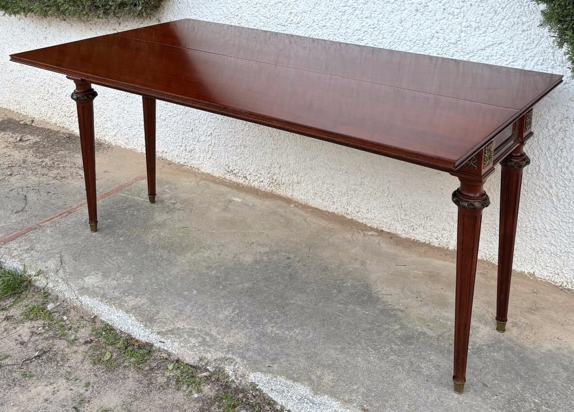 Table console de style Louis XVI du début du 20e siècle avec détails en laiton en vente 3