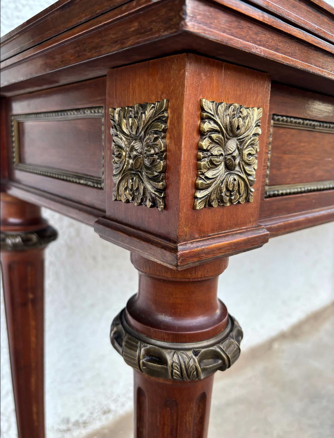 Français Table console de style Louis XVI du début du 20e siècle avec détails en laiton en vente