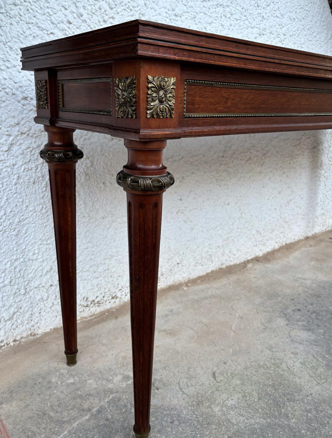 Patiné Table console de style Louis XVI du début du 20e siècle avec détails en laiton en vente