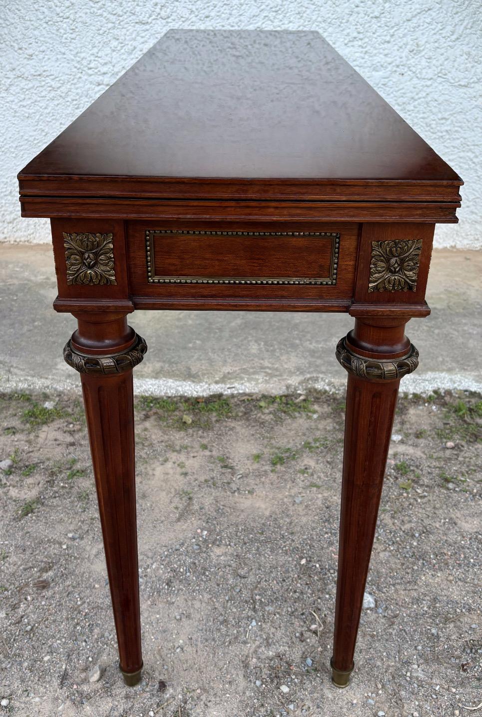 Table console de style Louis XVI du début du 20e siècle avec détails en laiton Bon état - En vente à BÉTERA, ES