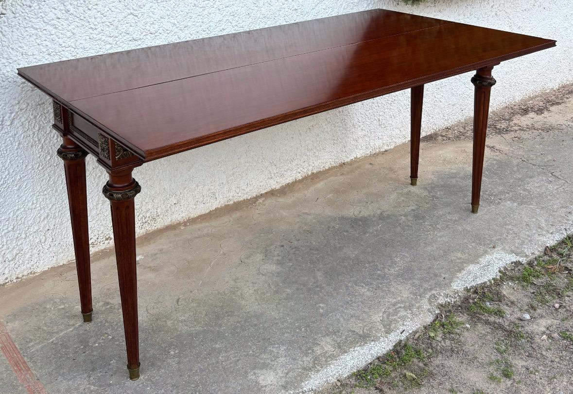 20ième siècle Table console de style Louis XVI du début du 20e siècle avec détails en laiton en vente
