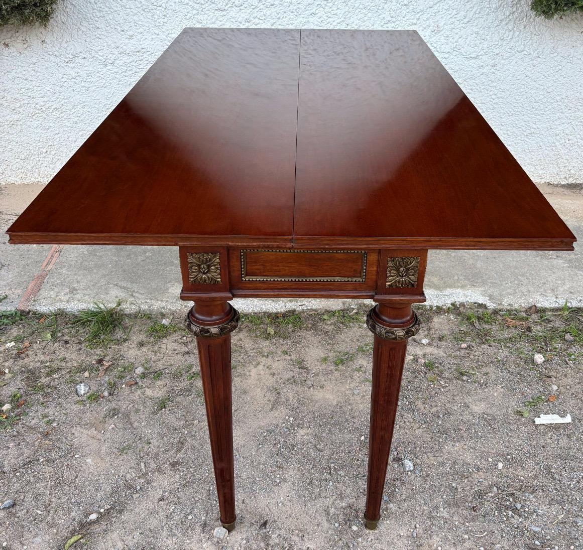 Bronze Table console de style Louis XVI du début du 20e siècle avec détails en laiton en vente