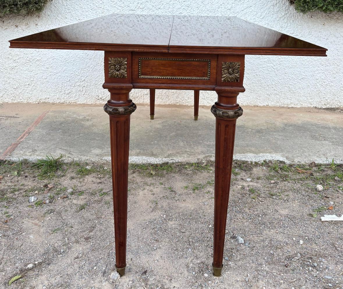 Table console de style Louis XVI du début du 20e siècle avec détails en laiton en vente 1