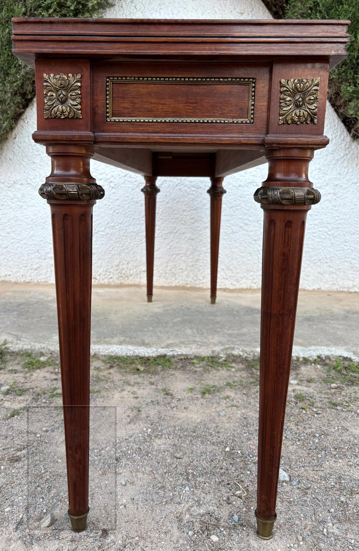 Table console de style Louis XVI du début du 20e siècle avec détails en laiton en vente 2