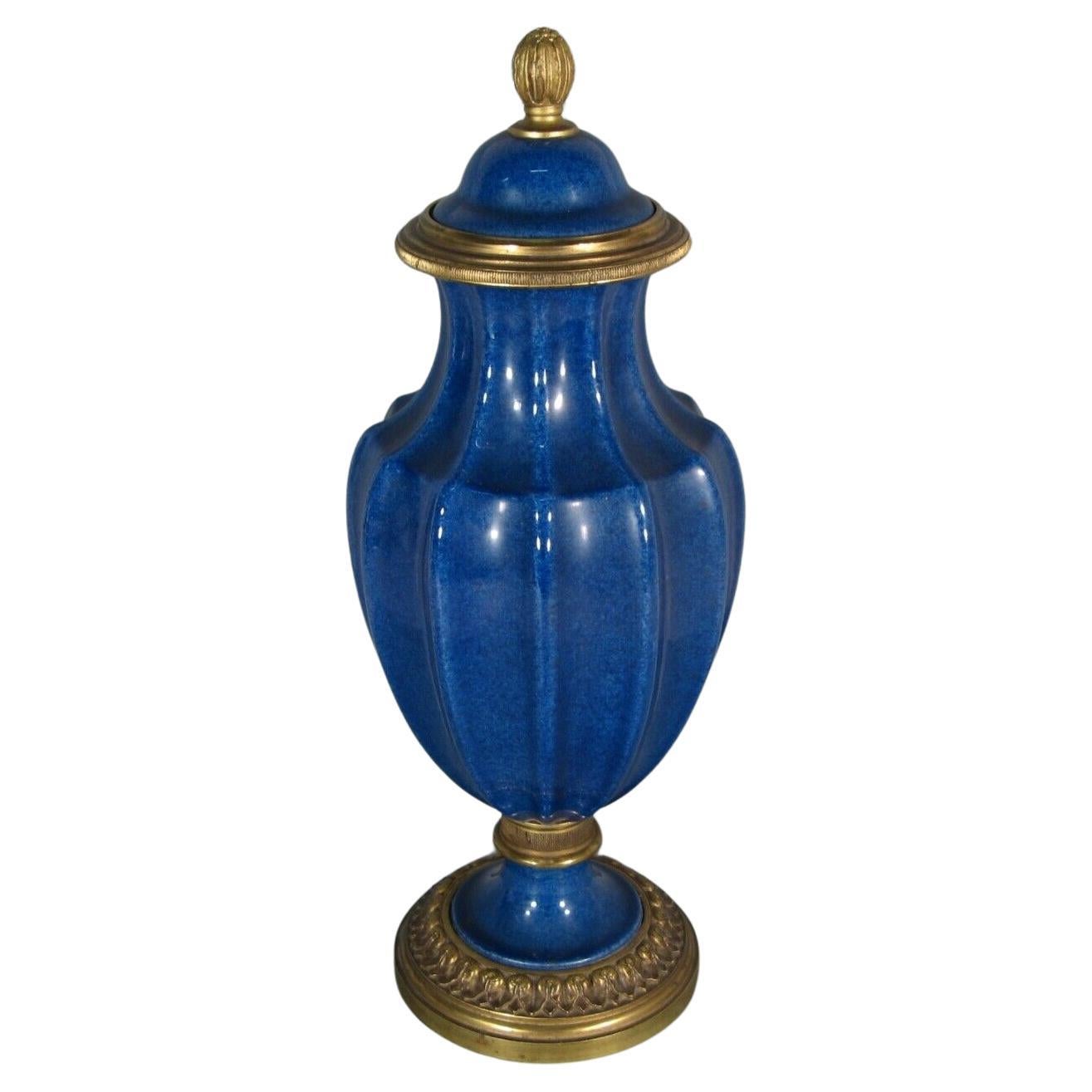 Vase en porcelaine recouvert de style Louis XVI du début du 20e siècle par Paul Millet - 1Y186