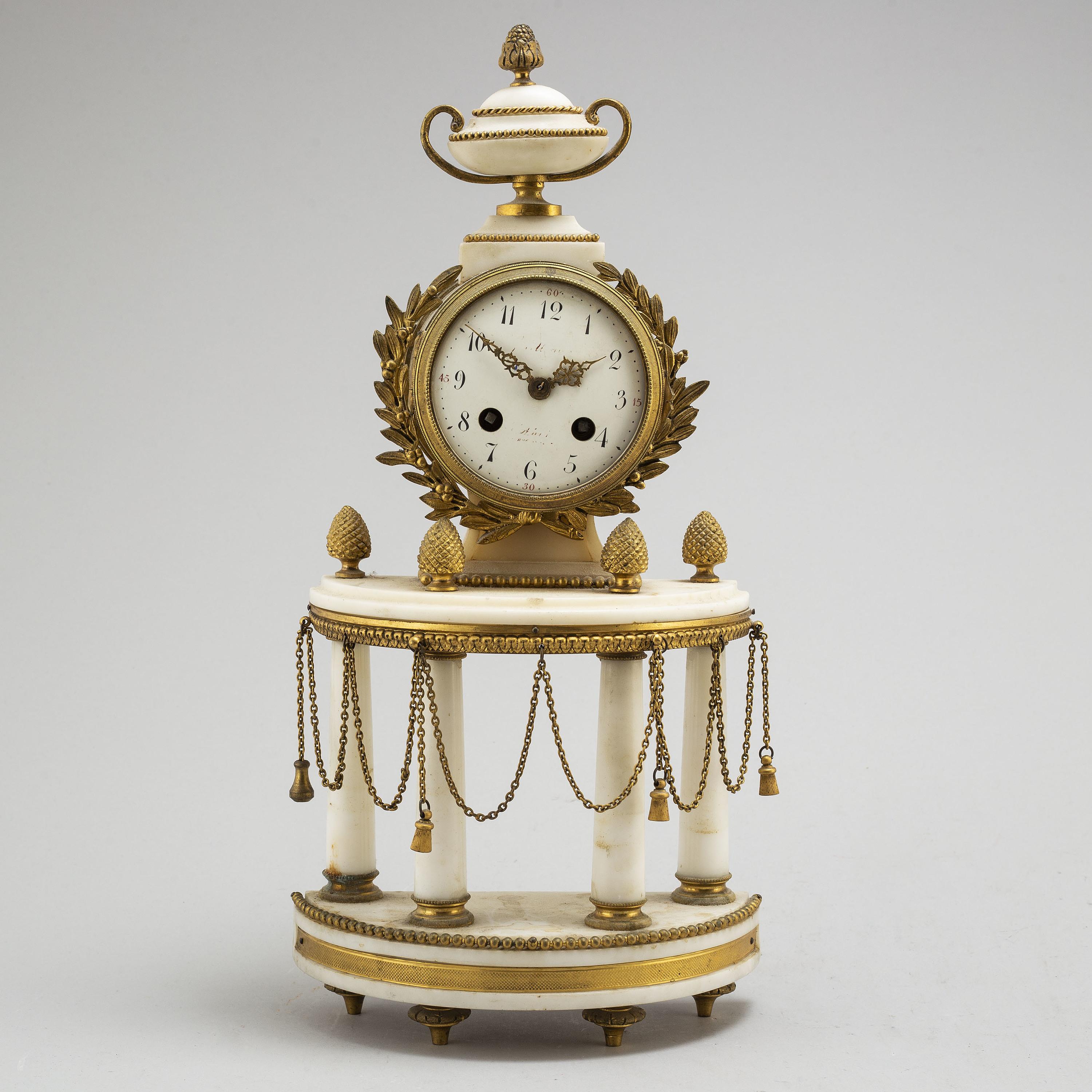 European Early 20th Century Louis XVI-Style Pendulum Clock