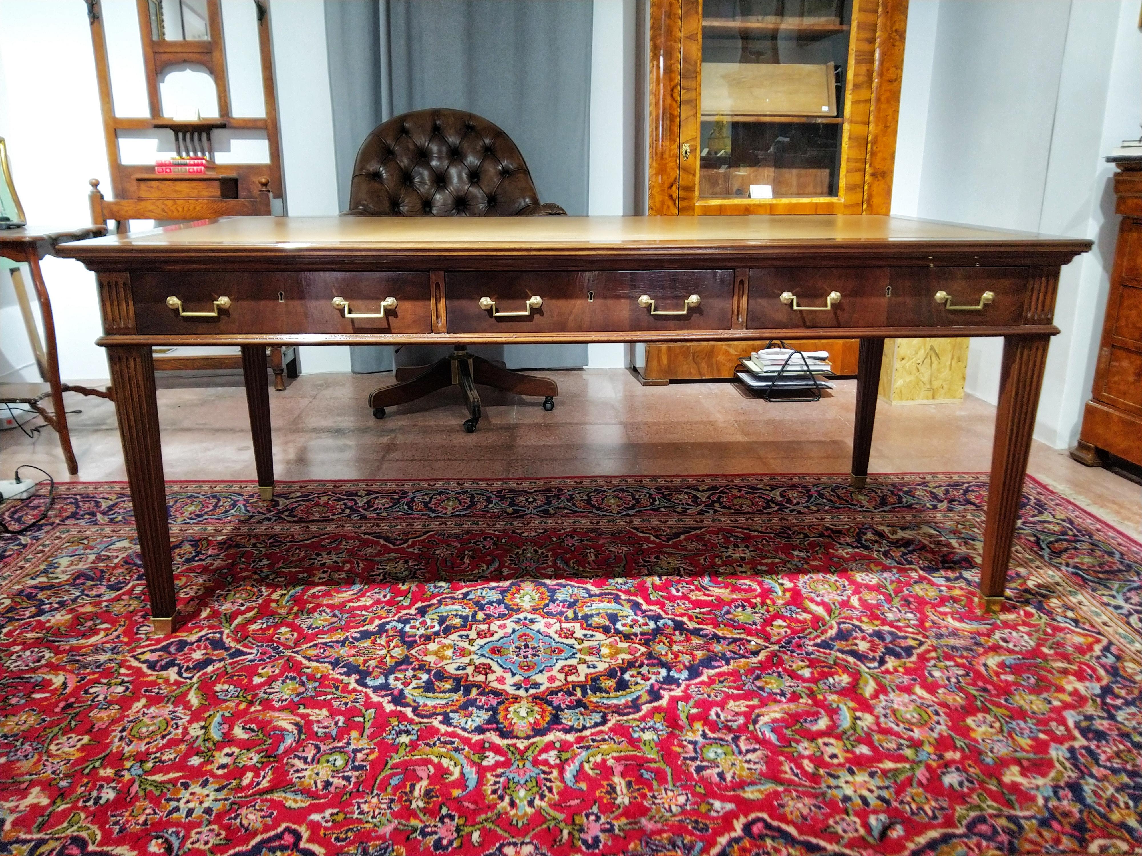 Early 20th Century Louis XVI Walnut Leather Bureau Plat Writing Desk Restored For Sale 8