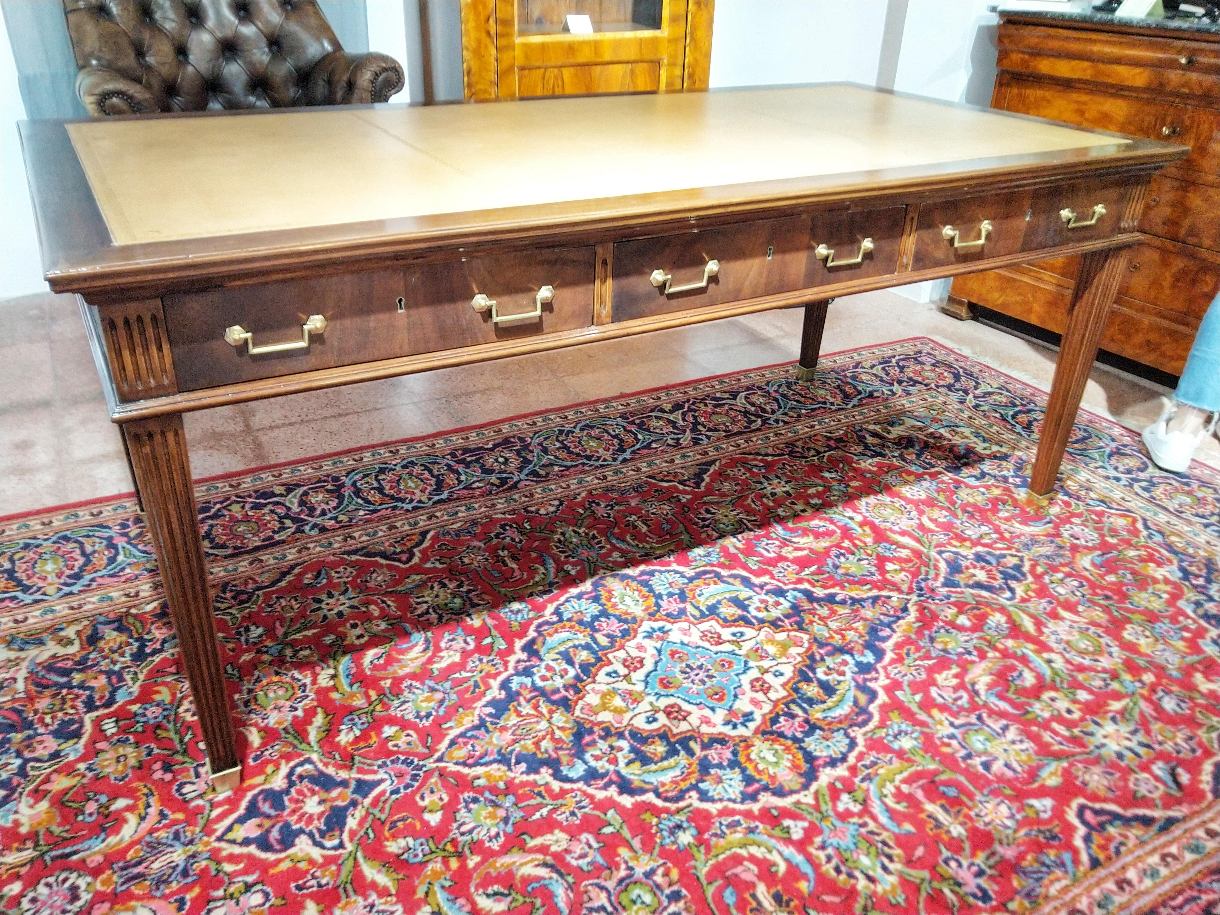 Beautiful Louis XVI style bureau plat writing desk from early 20th century, totally restored. Walnut wood, brass and light brown leather top. With three front drawers and a working key. Ideal for a large office.

Louis XVI style, also called Louis