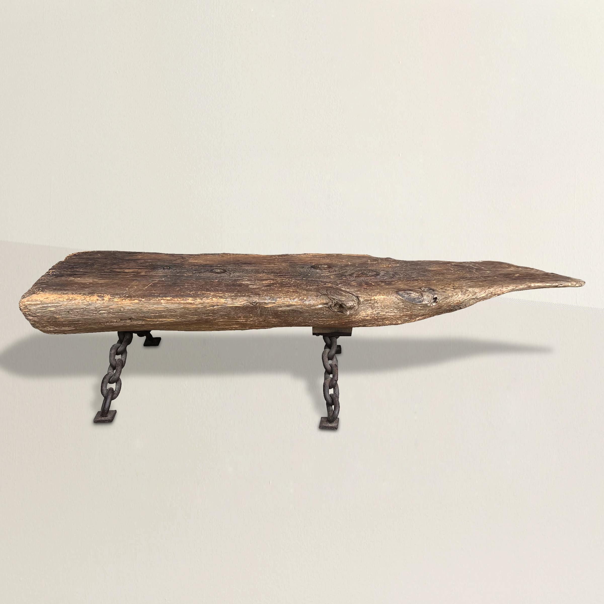 Ein skurriler und bemerkenswerter amerikanischer niedriger Tisch aus dem frühen 20. Jahrhundert, hergestellt aus einem gefundenen Treibholz mit einer unglaublichen Patina und Beinen aus schweren Kettengliedern.  Er eignet sich hervorragend als