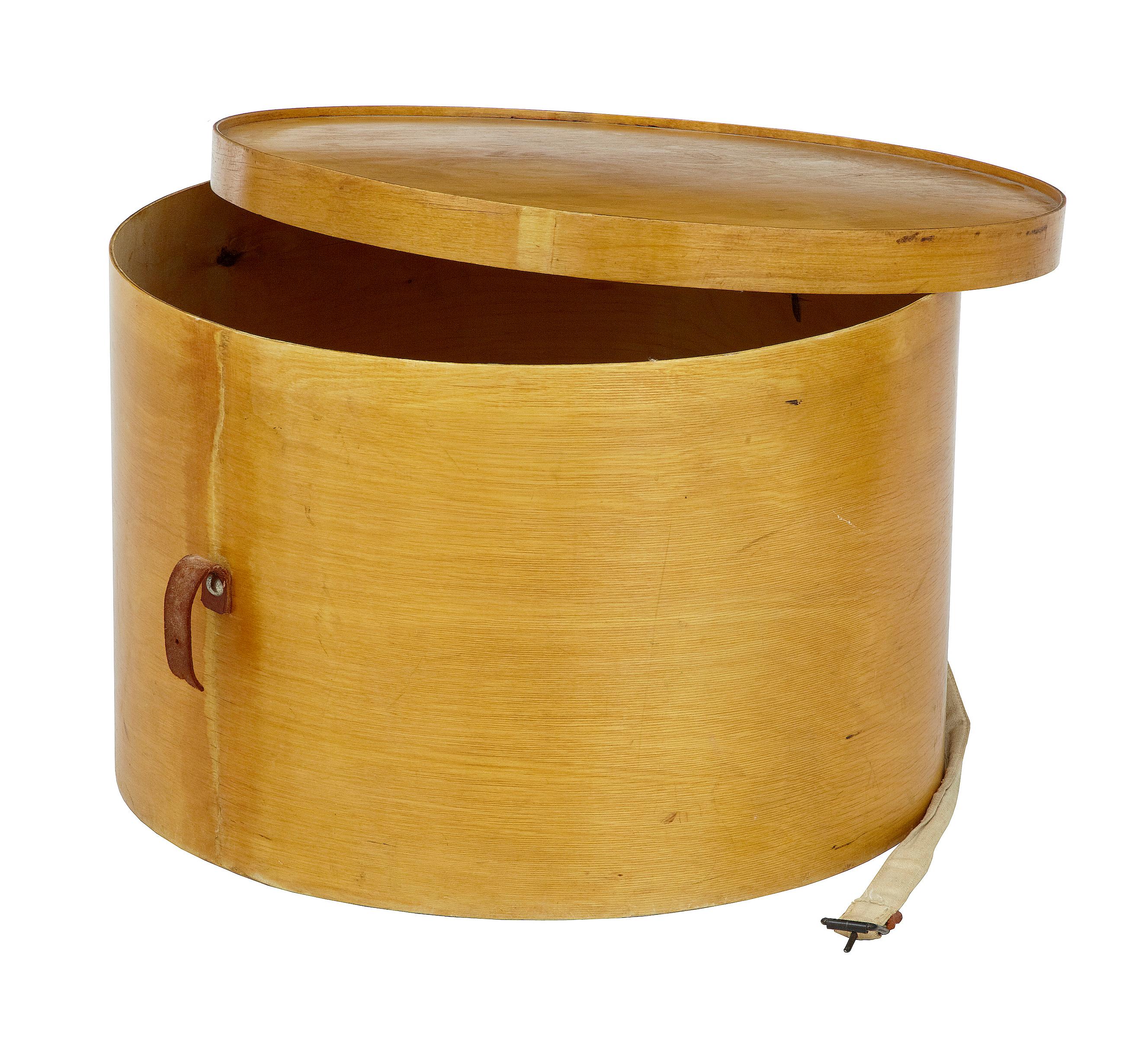 1920s Luterma Reval birch bentwood hat box.

Good quality shaped plywood box by the reknowned makers luterma. Stamped on the inside of lid and on the base. In generally good condition,

Strap has broken and in need of replacement.