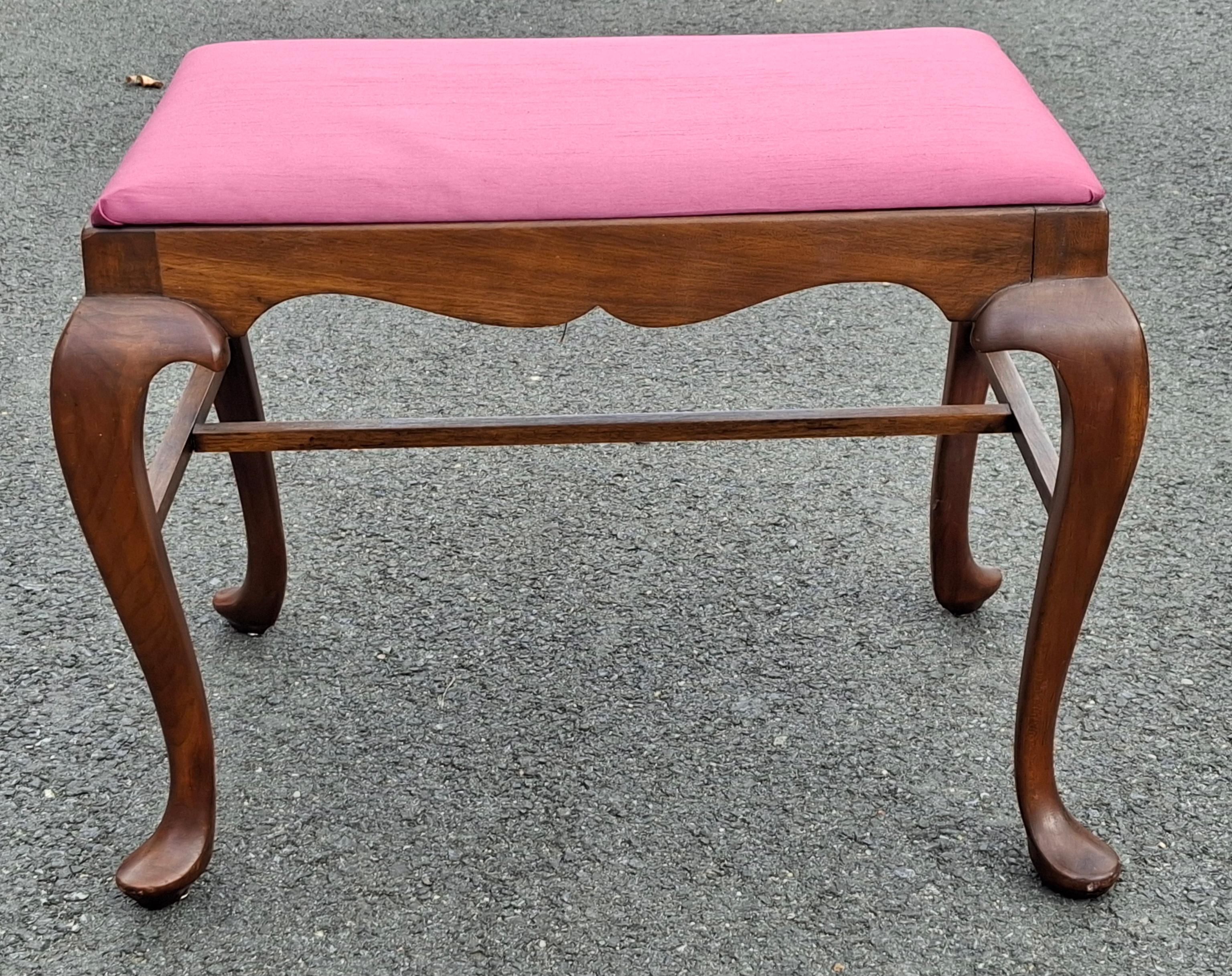 Una panca Maddox Colonial Queen Anne dei primi del Novecento in mogano tinto e con imbottitura a barella
MISURE: 25,5″ di larghezza x 16,5